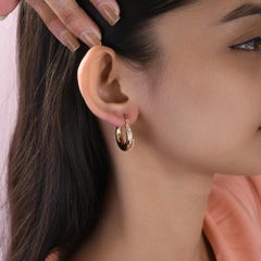 Pendientes de aro «Inside-Out» con diamantes redondos de 0,26 ctw en oro amarillo de 14K. Regalo de cumpleaños