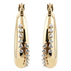 Pendientes de aro «Inside-Out» con diamantes redondos de 0,26 ctw en oro amarillo de 14K. Regalo de cumpleaños