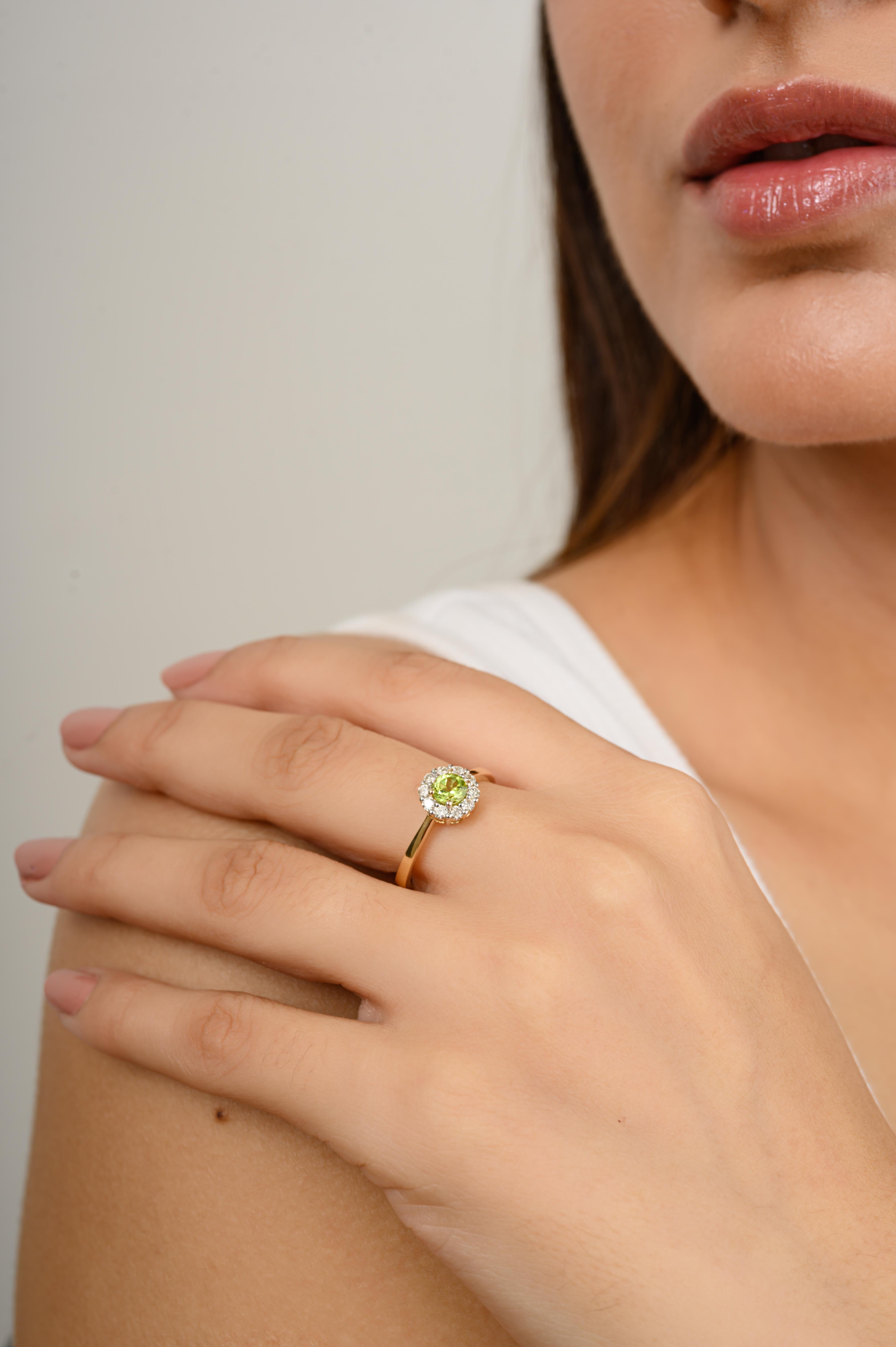 Im Angebot: Rundschliff Peridot Everyday Ring mit Halo aus 14k massivem Gelbgold mit Diamanten im Rundschliff () 2