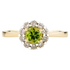 Bague de tous les jours en péridot de taille ronde avec halo de diamants en or jaune massif 14k