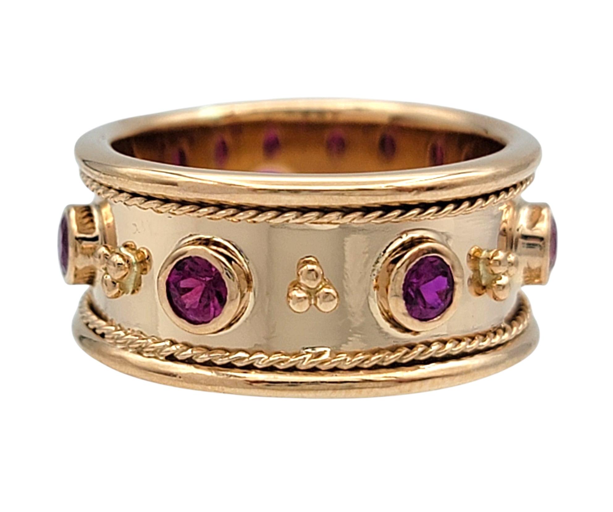 Contemporaneo Round Cut Pink Sapphire Wide Band Ring with Milgrain Detail 18 Karat Rose Gold in vendita