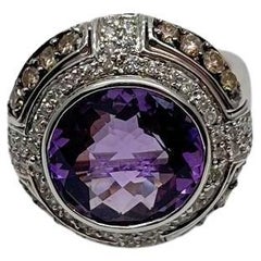 Anillo de oro blanco de 14 quilates con halo de diamantes blancos y amatista violeta púrpura de corte redondo