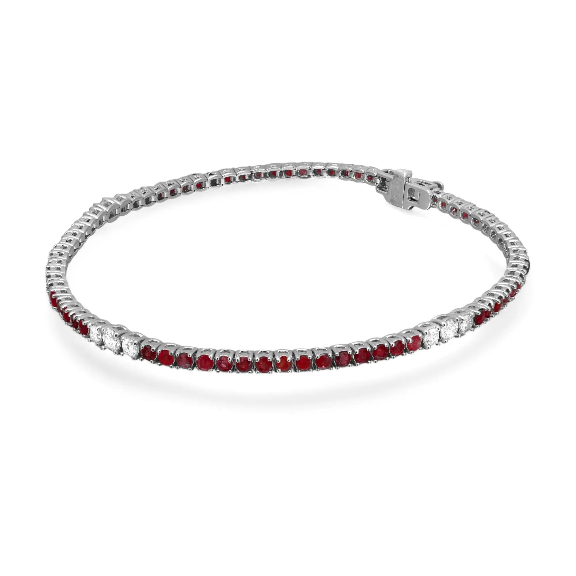 Esta preciosa pulsera de tenis incluye 69 rubíes redondos engastados en una sola línea con 9 diamantes redondos. Peso total del rubí: 2,59 quilates. Peso total del diamante: 0,47 quilates. Diamante color H-I y claridad SI. Elaborada en oro blanco de