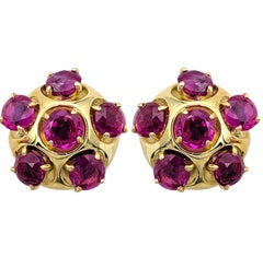 Pendientes de botón con motivos florales de rubíes de talla redonda, en oro amarillo de 18 quilates
