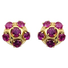 Pendientes de botón con motivos florales de rubíes de talla redonda, en oro amarillo de 18 quilates