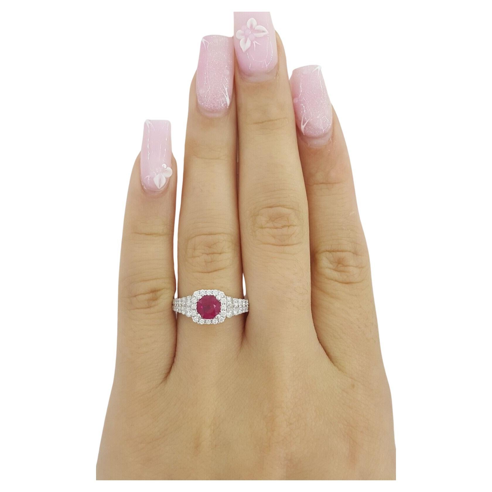 Round Cut Ruby & Round Brilliant Cut Diamond Halo Engagement Ring In New Condition For Sale In Rome, IT