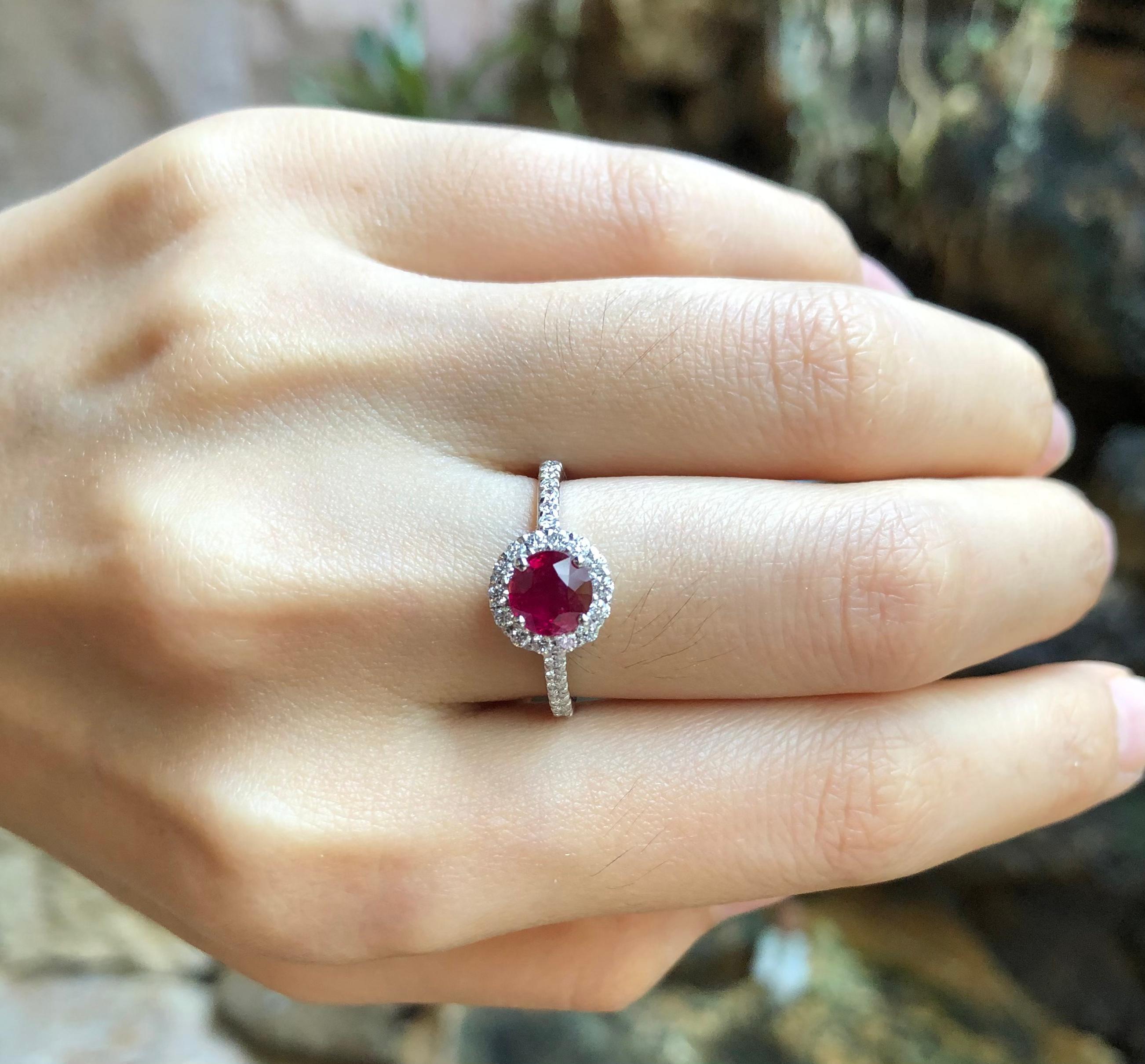 Round Cut Ruby with Diamond Ring Set in 18 Karat White Gold Setting For Sale 3
