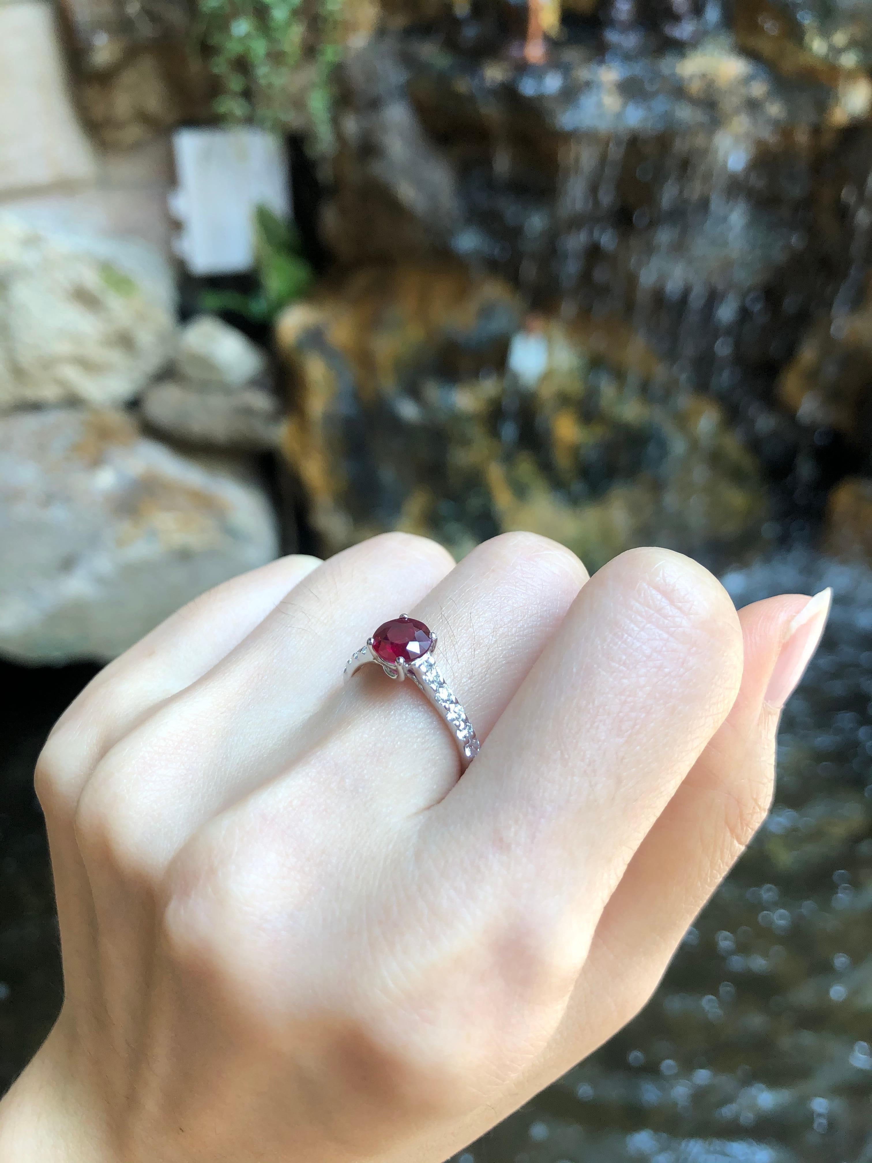 Contemporary Round-cut ruby with Diamond Ring Set in 18 Karat White Gold Settings For Sale