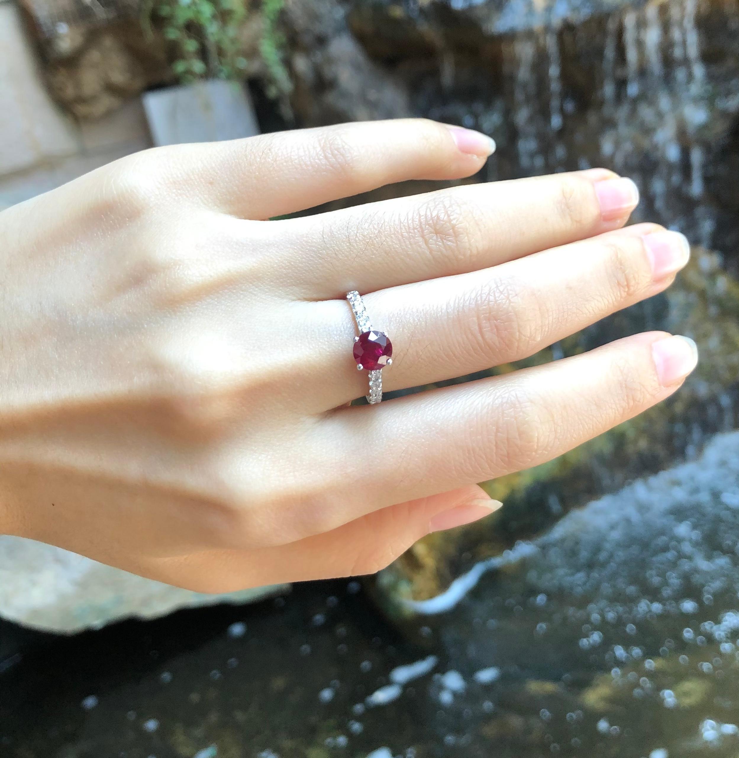 Women's Round-cut ruby with Diamond Ring Set in 18 Karat White Gold Settings For Sale