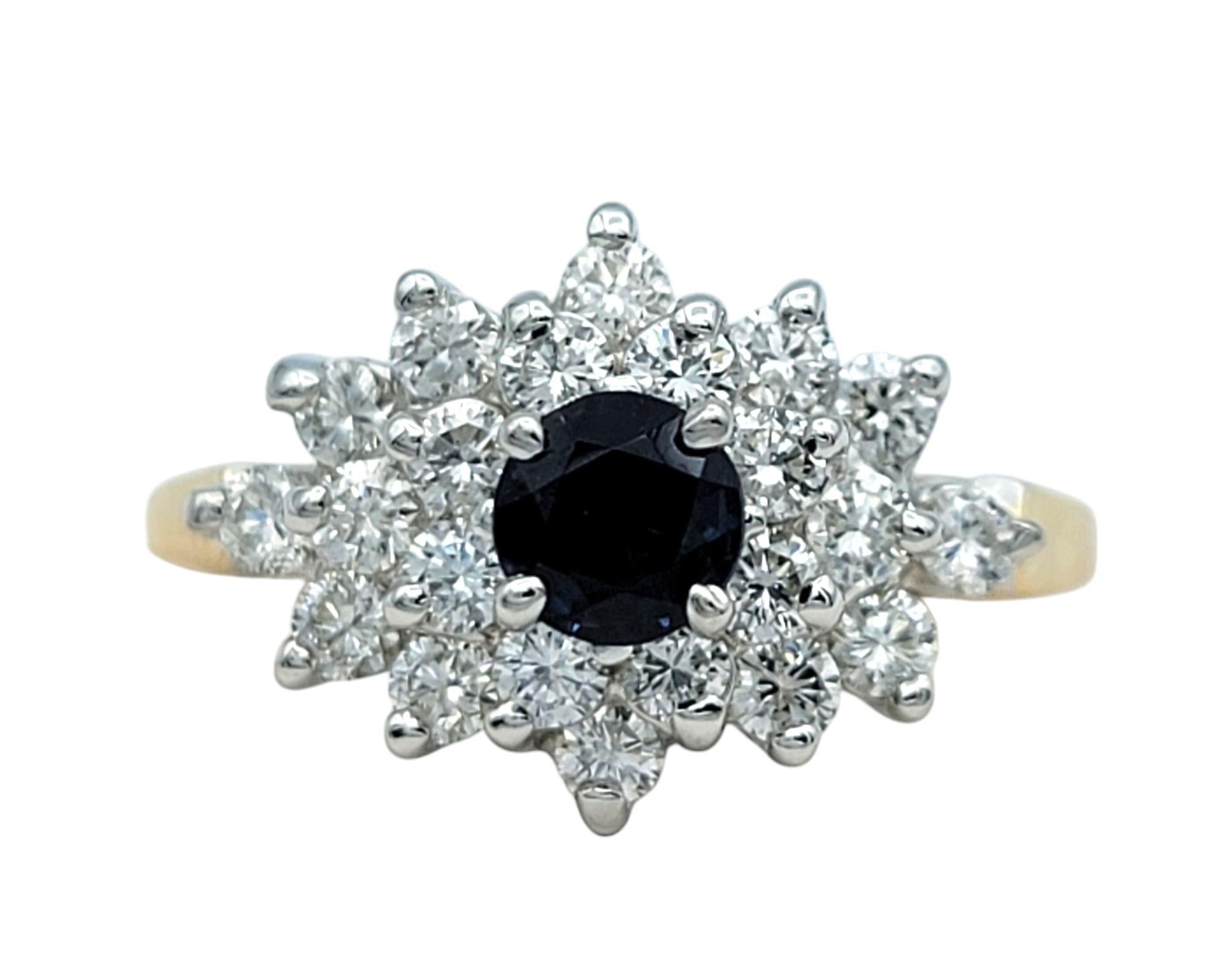 Ringgröße: 5

Dieser exquisite Ring mit Saphiren und Diamanten ist ein zeitloses Symbol für Raffinesse und Anmut. In seinem Zentrum strahlt ein tiefblauer Saphir im Rundschliff in satter Farbe, umrahmt von einer schillernden Gruppe von Diamanten im