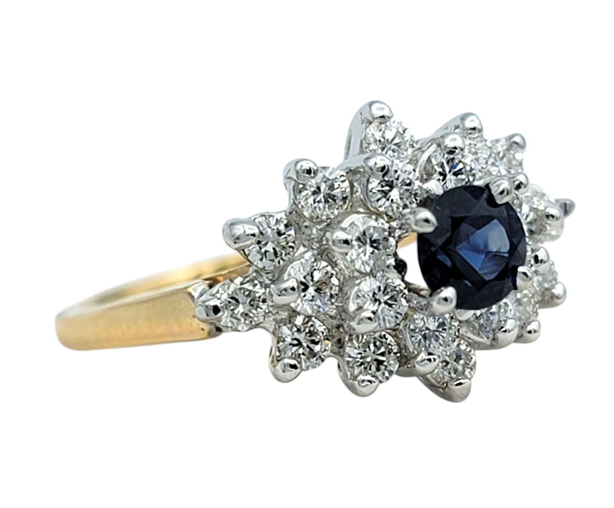 Rundschliff Saphir und Diamant-Cluster-Cocktailring aus zweifarbigem 14 Karat Gold (Zeitgenössisch) im Angebot
