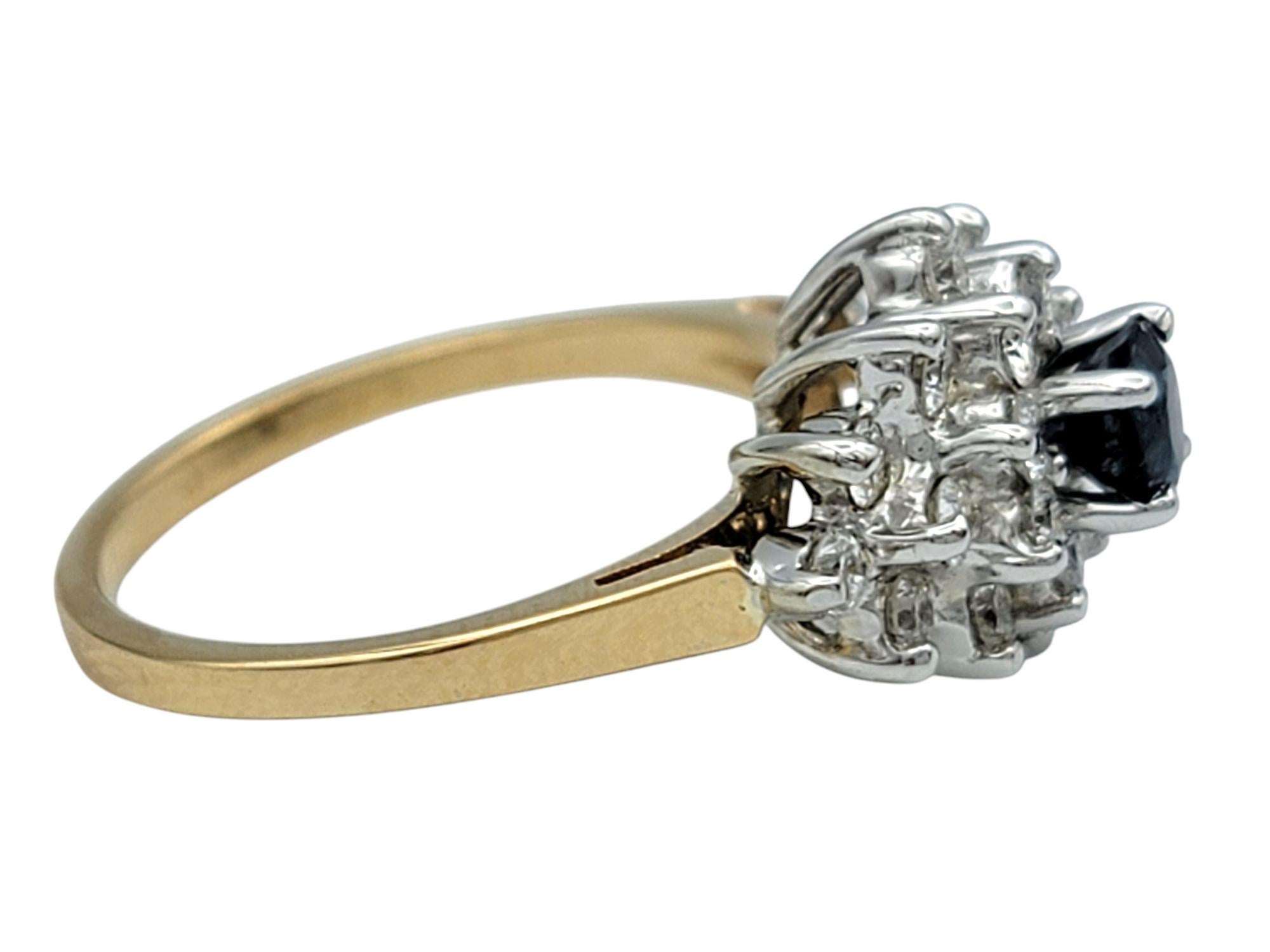 Rundschliff Saphir und Diamant-Cluster-Cocktailring aus zweifarbigem 14 Karat Gold Damen im Angebot