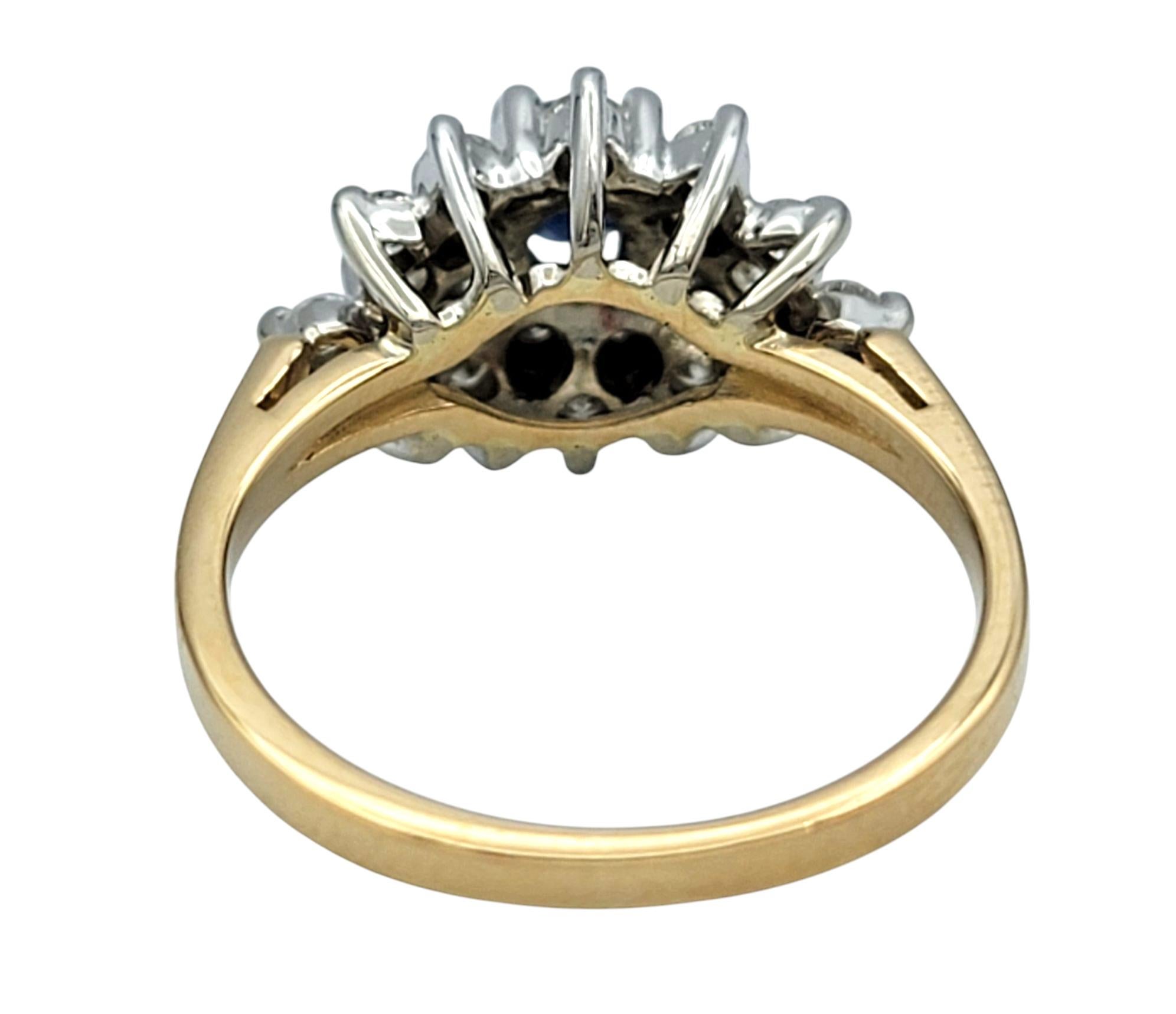 Rundschliff Saphir und Diamant-Cluster-Cocktailring aus zweifarbigem 14 Karat Gold im Angebot 1