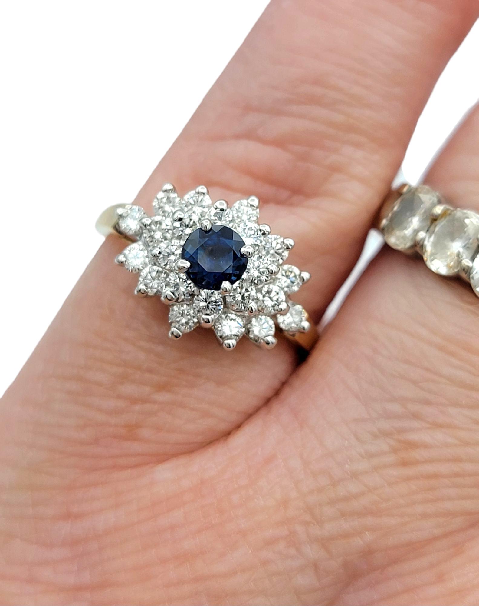 Rundschliff Saphir und Diamant-Cluster-Cocktailring aus zweifarbigem 14 Karat Gold im Angebot 2