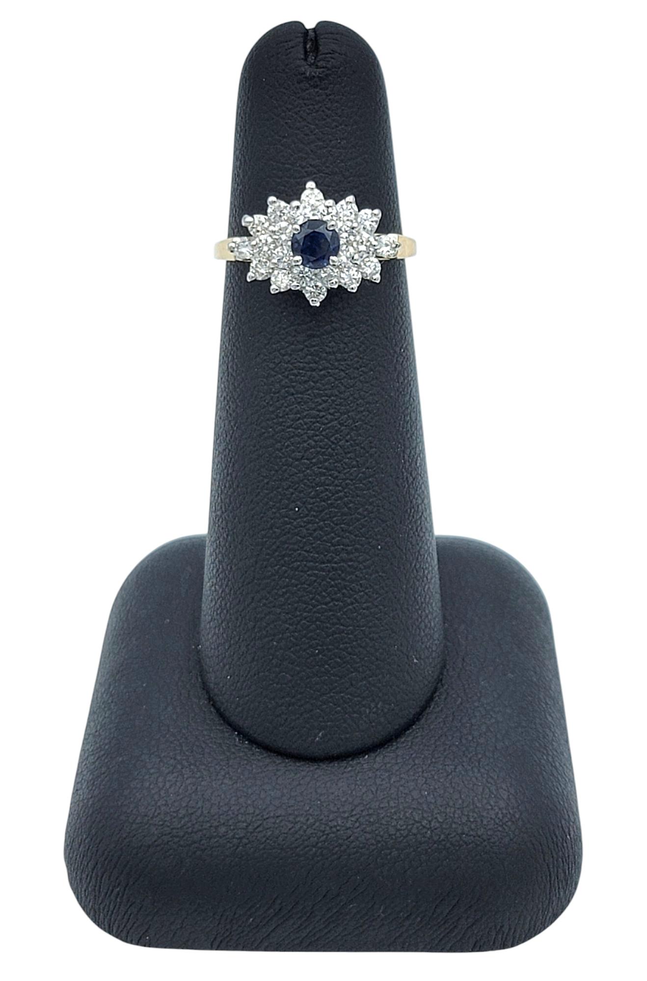 Rundschliff Saphir und Diamant-Cluster-Cocktailring aus zweifarbigem 14 Karat Gold im Angebot 3