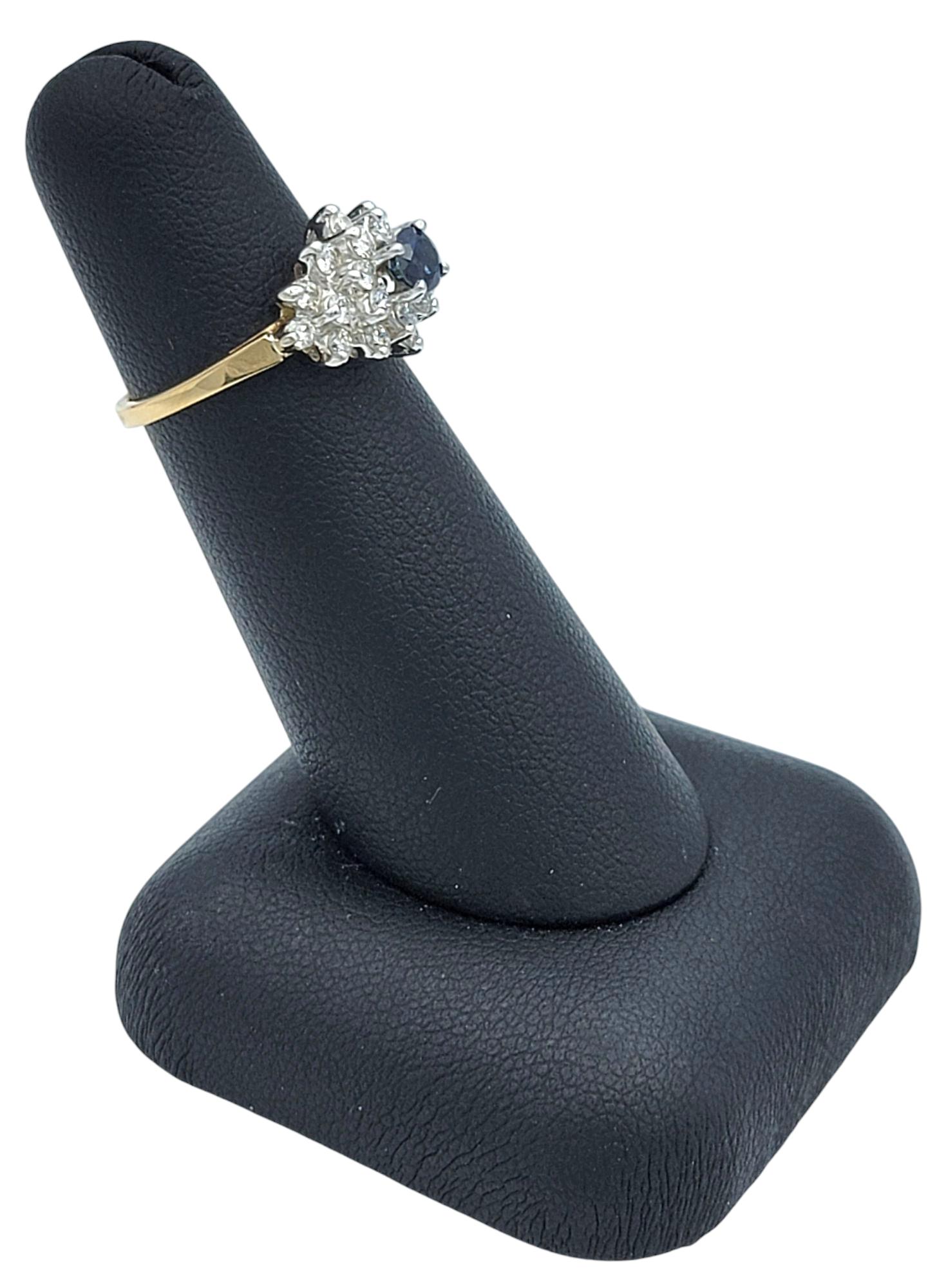 Rundschliff Saphir und Diamant-Cluster-Cocktailring aus zweifarbigem 14 Karat Gold im Angebot 4