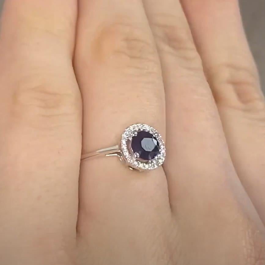 Zafiro talla redonda (aprox. 0,50 quilates) Halo Anillo con garras, Oro blanco 14k en Excelente estado para la venta en New York, NY