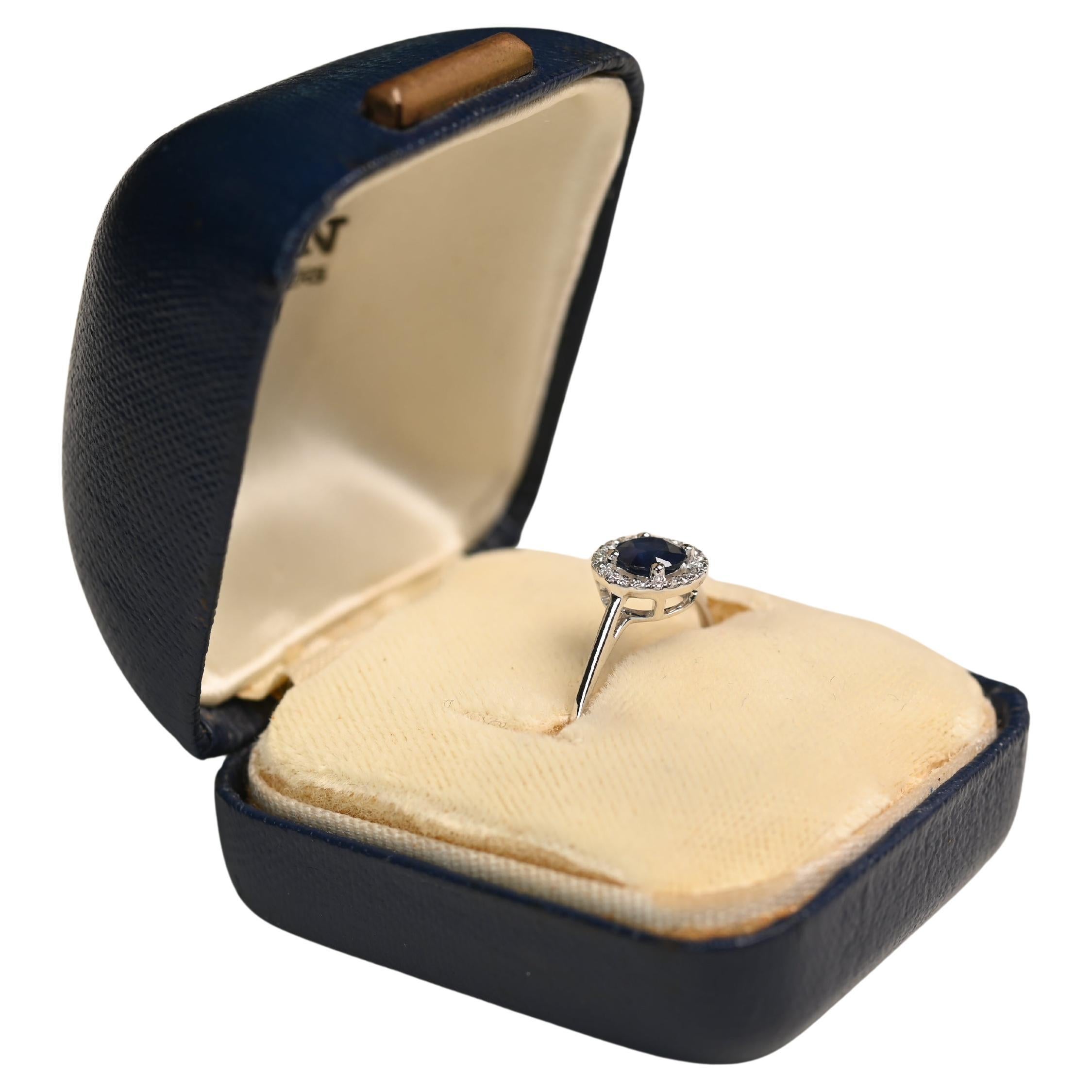 Bague en or blanc 14k sertie d'un saphir de taille ronde (environ 0,50 carats).