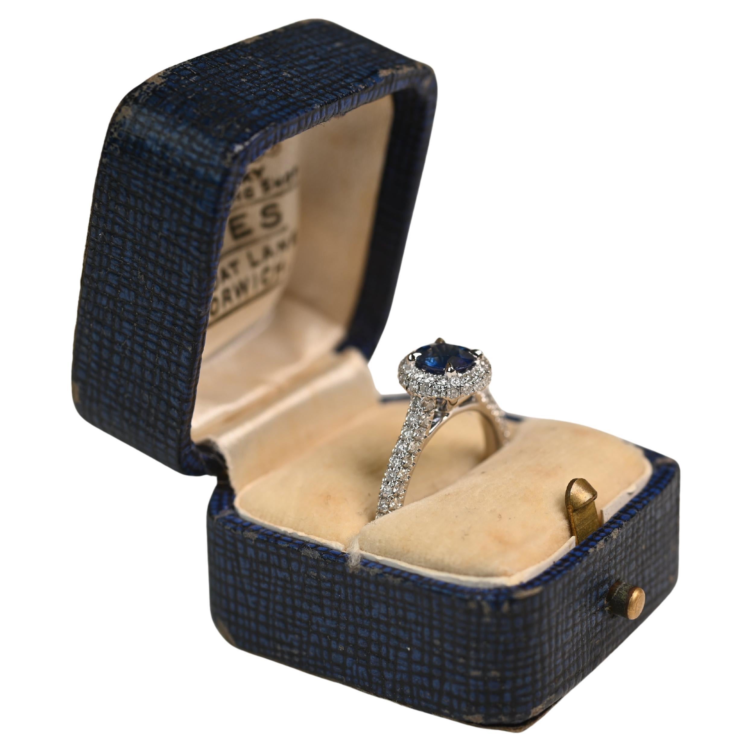 Bague saphir taille ronde (environ 0,90 carats) et diamant Halo, platine, serti clos