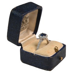 Bague saphir taille ronde (environ 0,90 carats) et diamant Halo, platine, serti clos