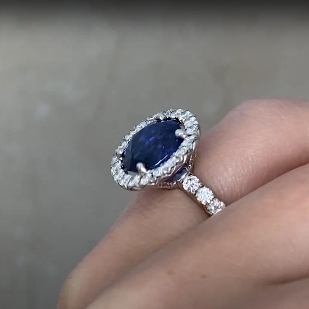 Round Cut Sapphire (Approx. 5.00-Carats) and Diamond Halo Ring, 18k White Gold In Excellent Condition For Sale In New York, NY
