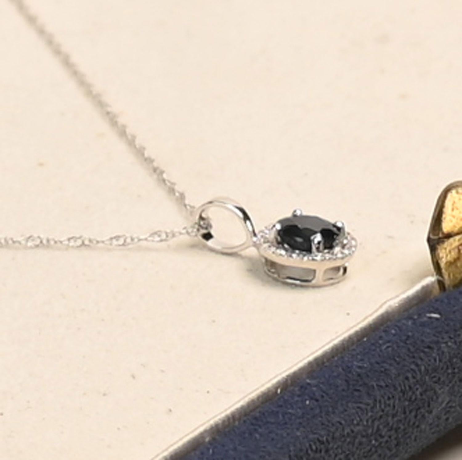 Art déco Collier pendentif saphir taille ronde (environ 0,50 carat), halo de diamants, or blanc en vente