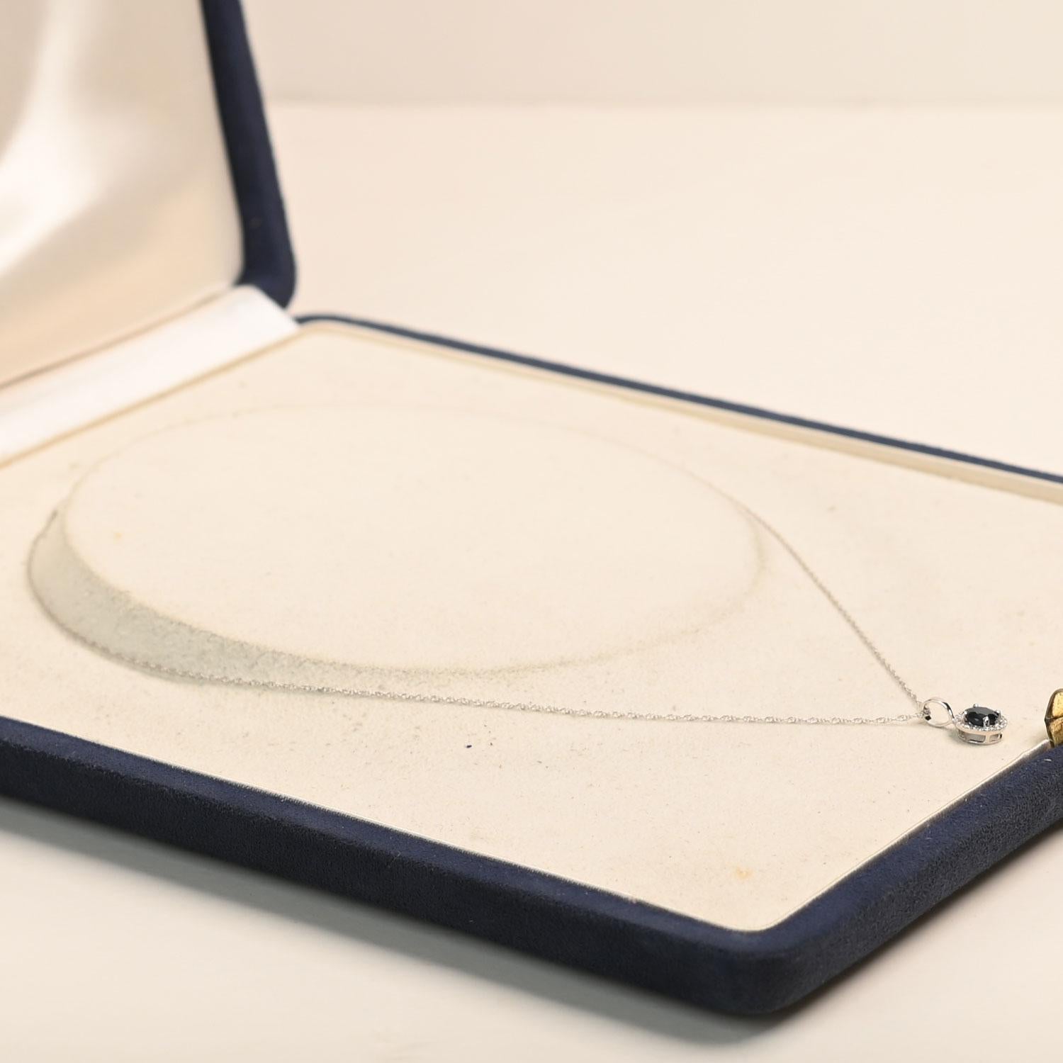 Taille ronde Collier pendentif saphir taille ronde (environ 0,50 carat), halo de diamants, or blanc en vente