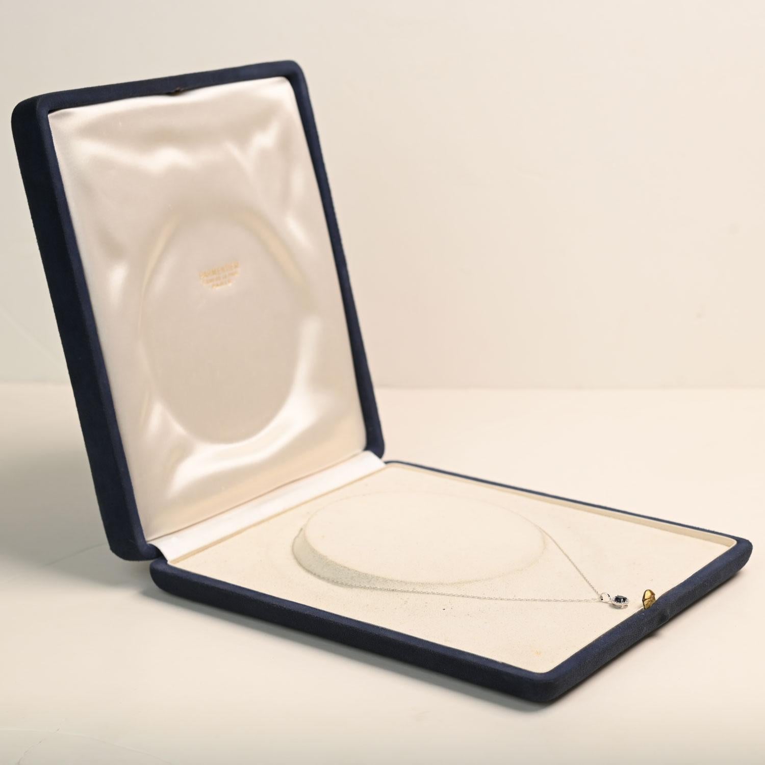 Collier pendentif saphir taille ronde (environ 0,50 carat), halo de diamants, or blanc Excellent état - En vente à New York, NY