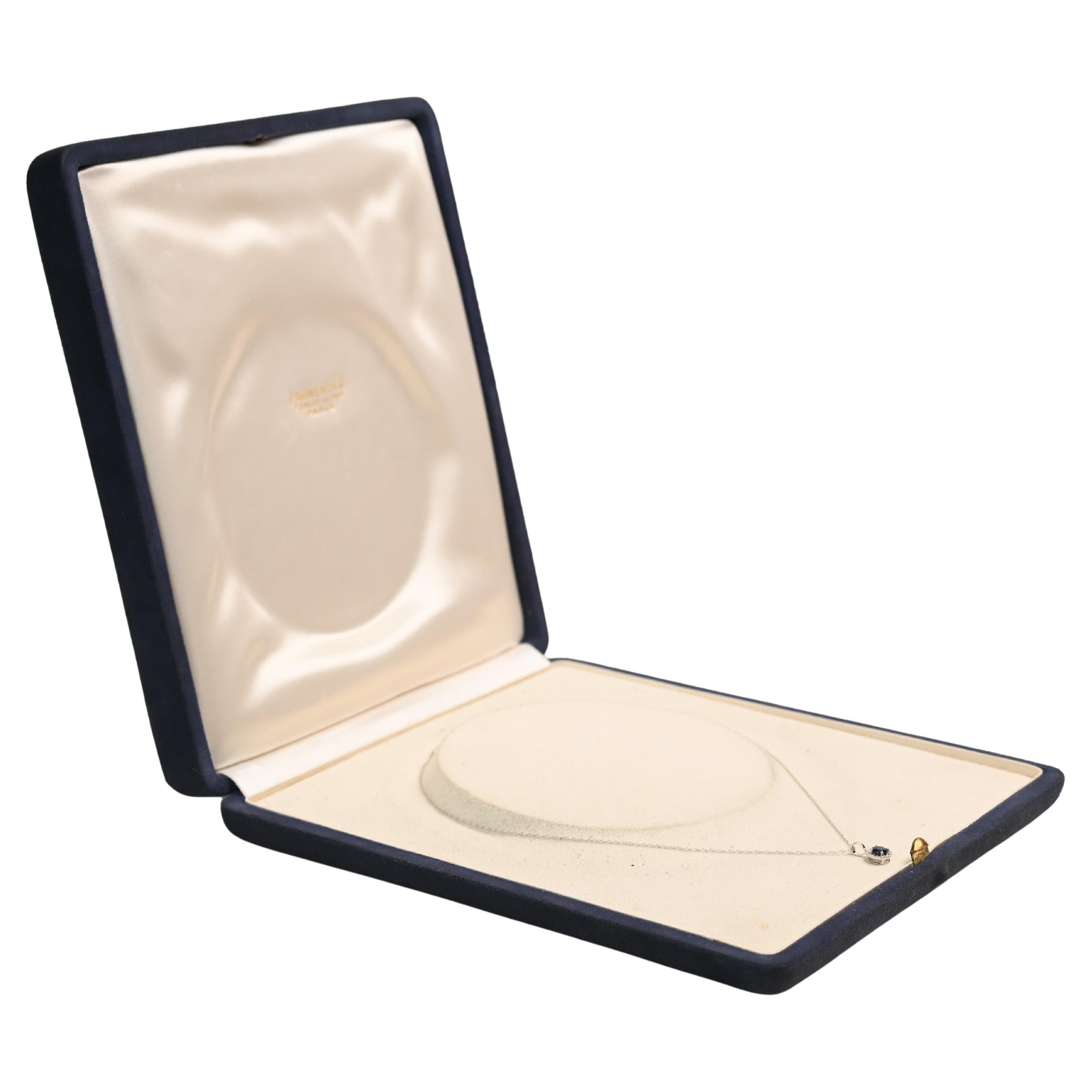 Collier pendentif saphir taille ronde (environ 0,50 carat), halo de diamants, or blanc en vente