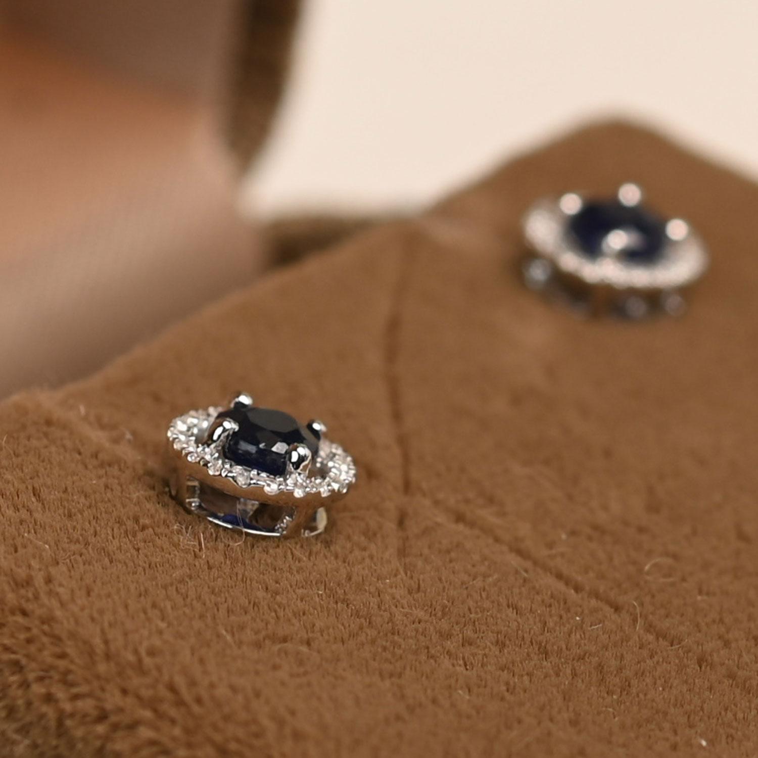 Art déco Boucles d'oreilles saphir taille ronde (environ 0,50 carat), or jaune, halo de diamants en vente