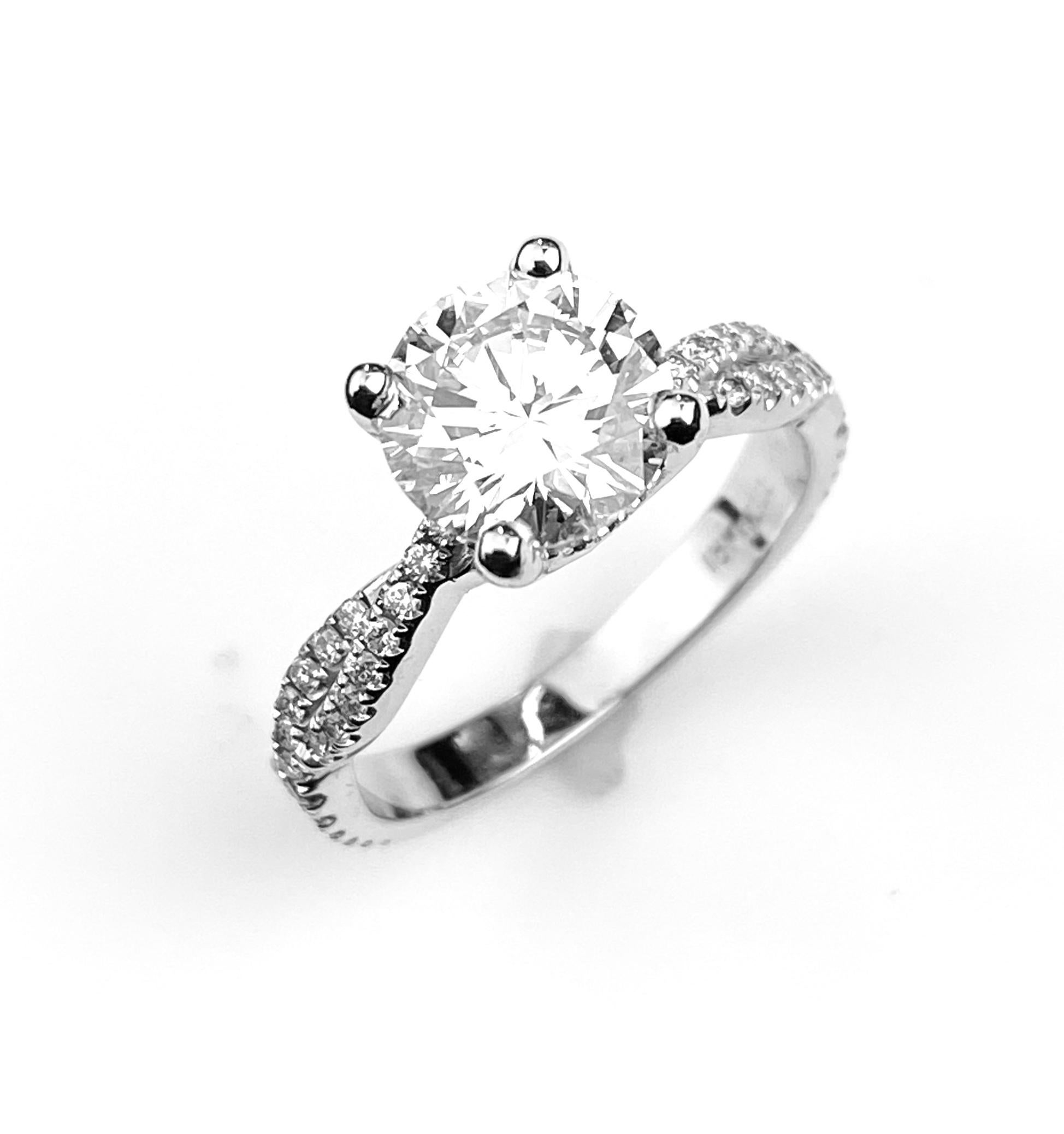Round Cut Solitaire Diamond Engagement Ring with Twist Design Setting In New Condition For Sale In Toronto, Ontario