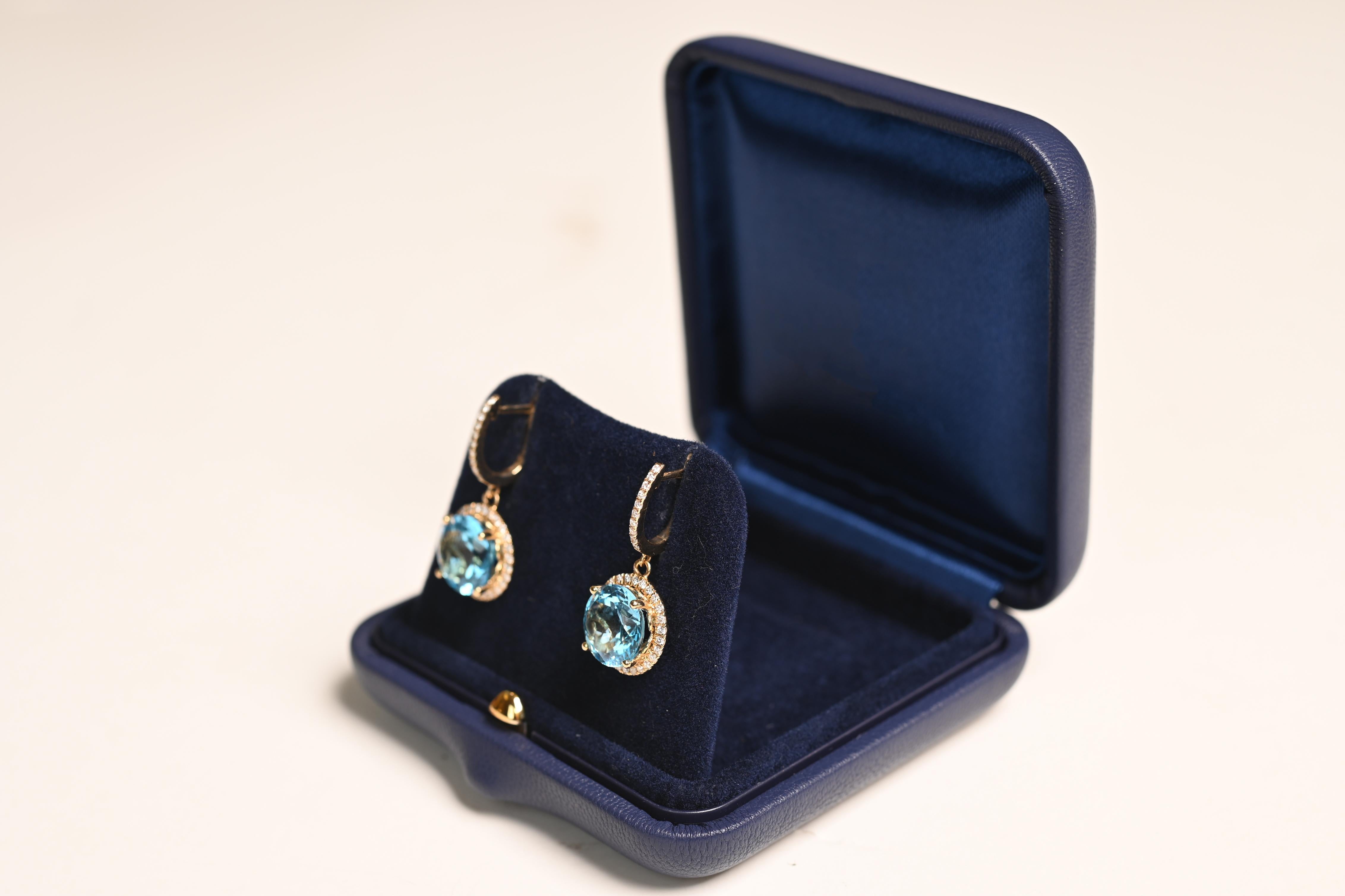 Art déco Boucles d'oreilles en or jaune avec topaze taille ronde (environ 6,10 carats) et grappe de diamants en vente