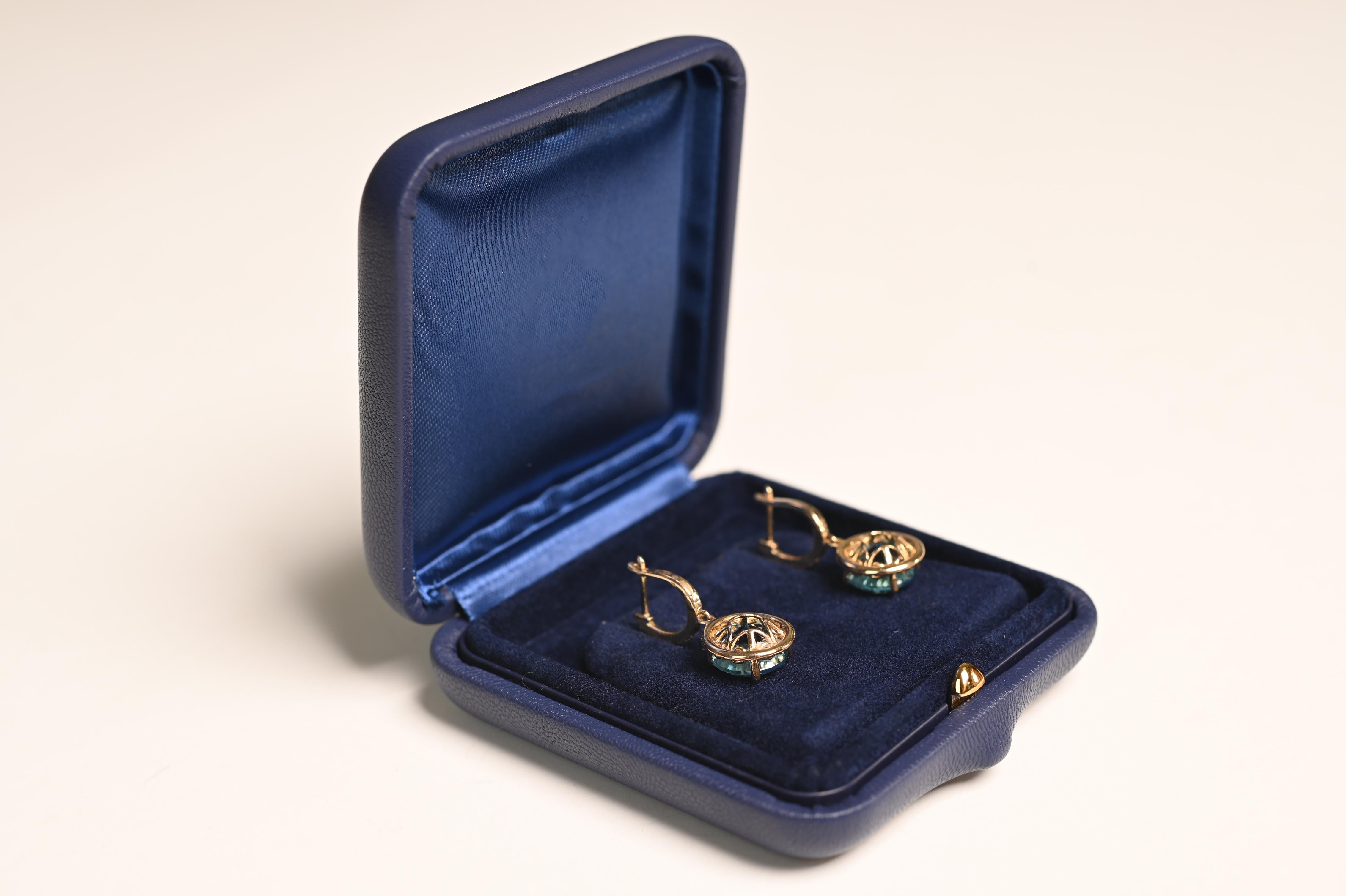 Taille ronde Boucles d'oreilles en or jaune avec topaze taille ronde (environ 6,10 carats) et grappe de diamants en vente