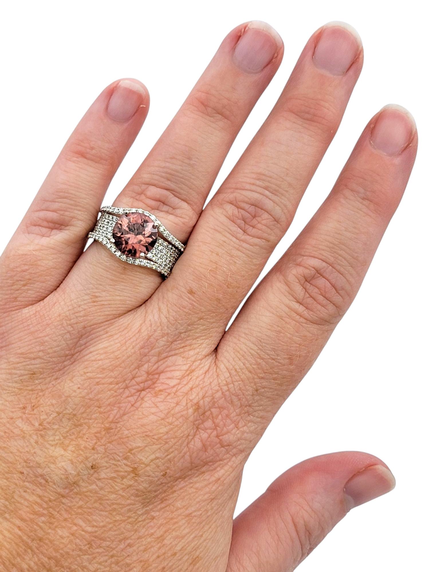 Bague cocktail à plusieurs rangées de tourmalines rondes et de diamants en or blanc 14 carats en vente 4