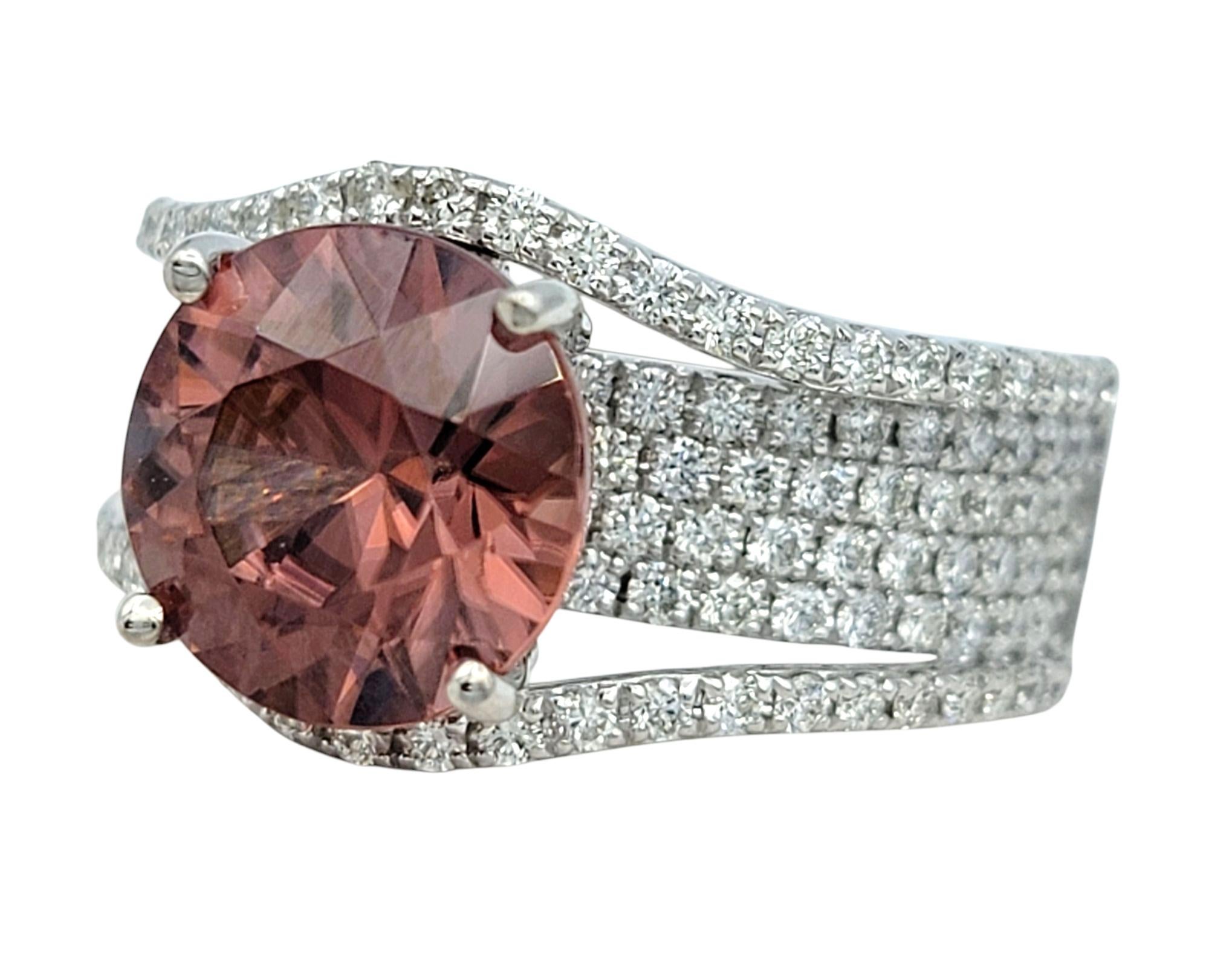 Taille de l'anneau : 7

Cette bague est ornée d'une tourmaline rose de 3,05 carats de taille ronde, placée en évidence au centre, dont la teinte vibrante attire immédiatement le regard. La tourmaline est maintenue en place par quatre griffes et