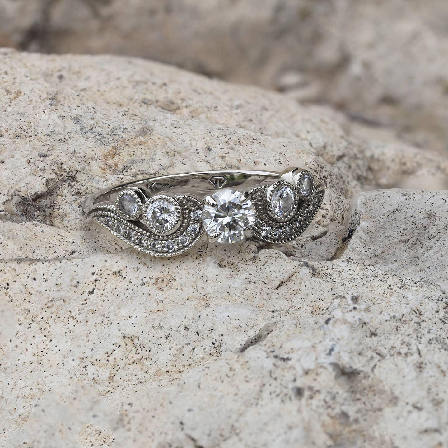 in vendita:  Anello di fidanzamento con moissanite vintage a taglio rotondo in oro 14k 4