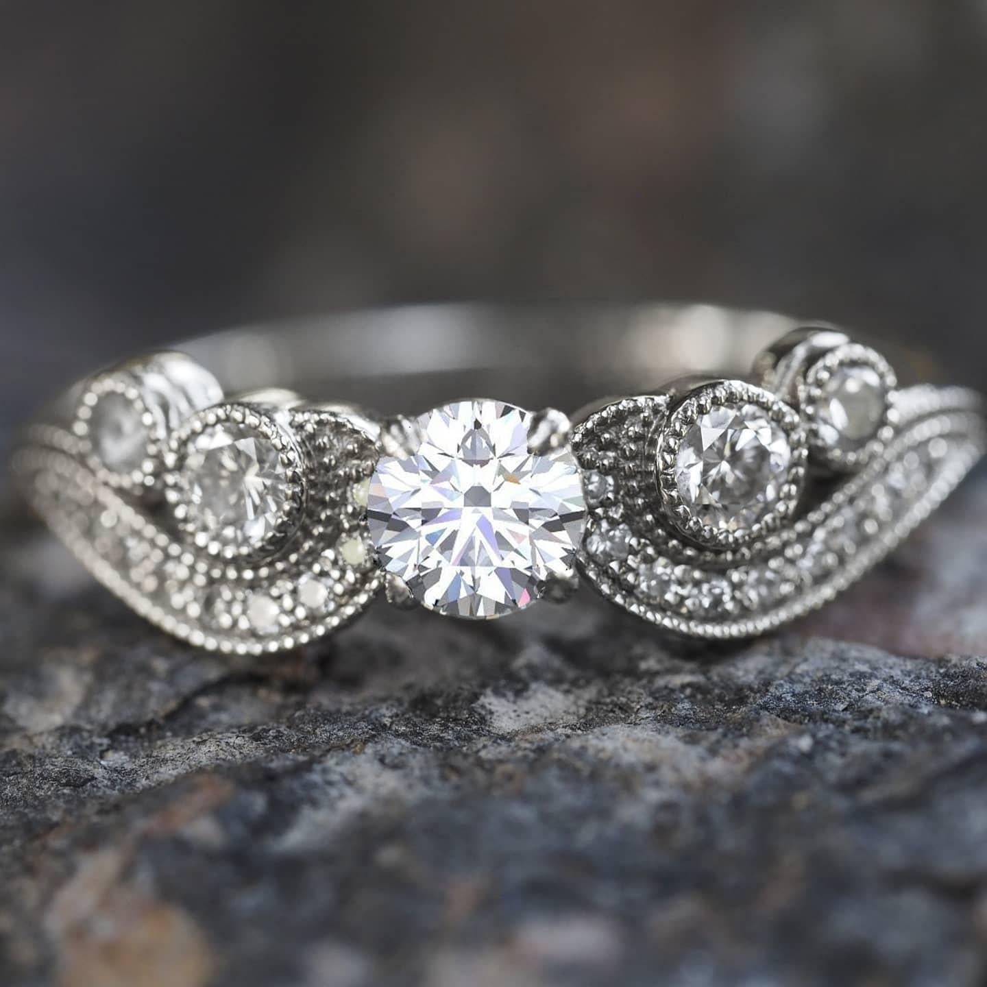 in vendita:  Anello di fidanzamento con moissanite vintage a taglio rotondo in oro 14k 5
