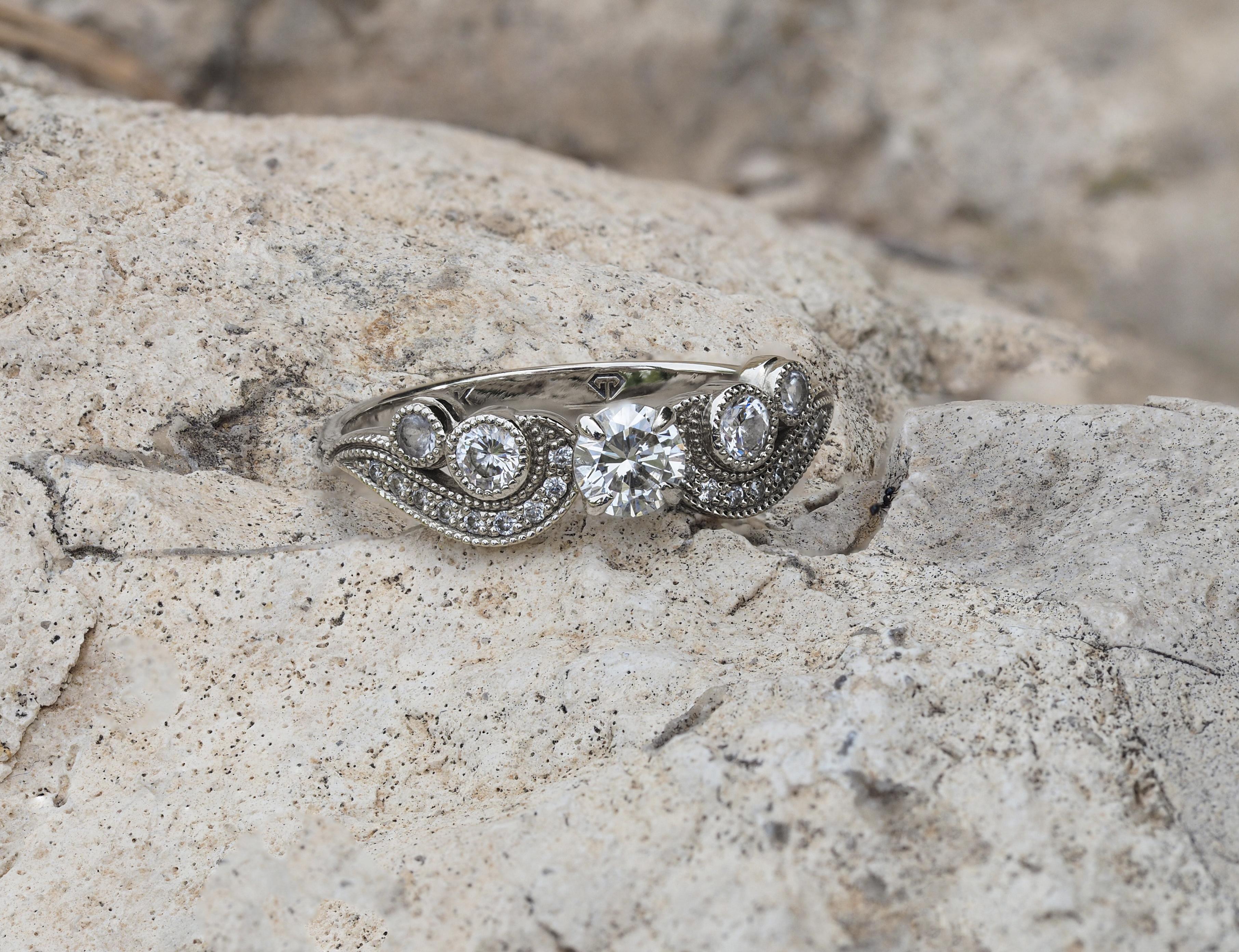 in vendita:  Anello di fidanzamento con moissanite vintage a taglio rotondo in oro 14k 6