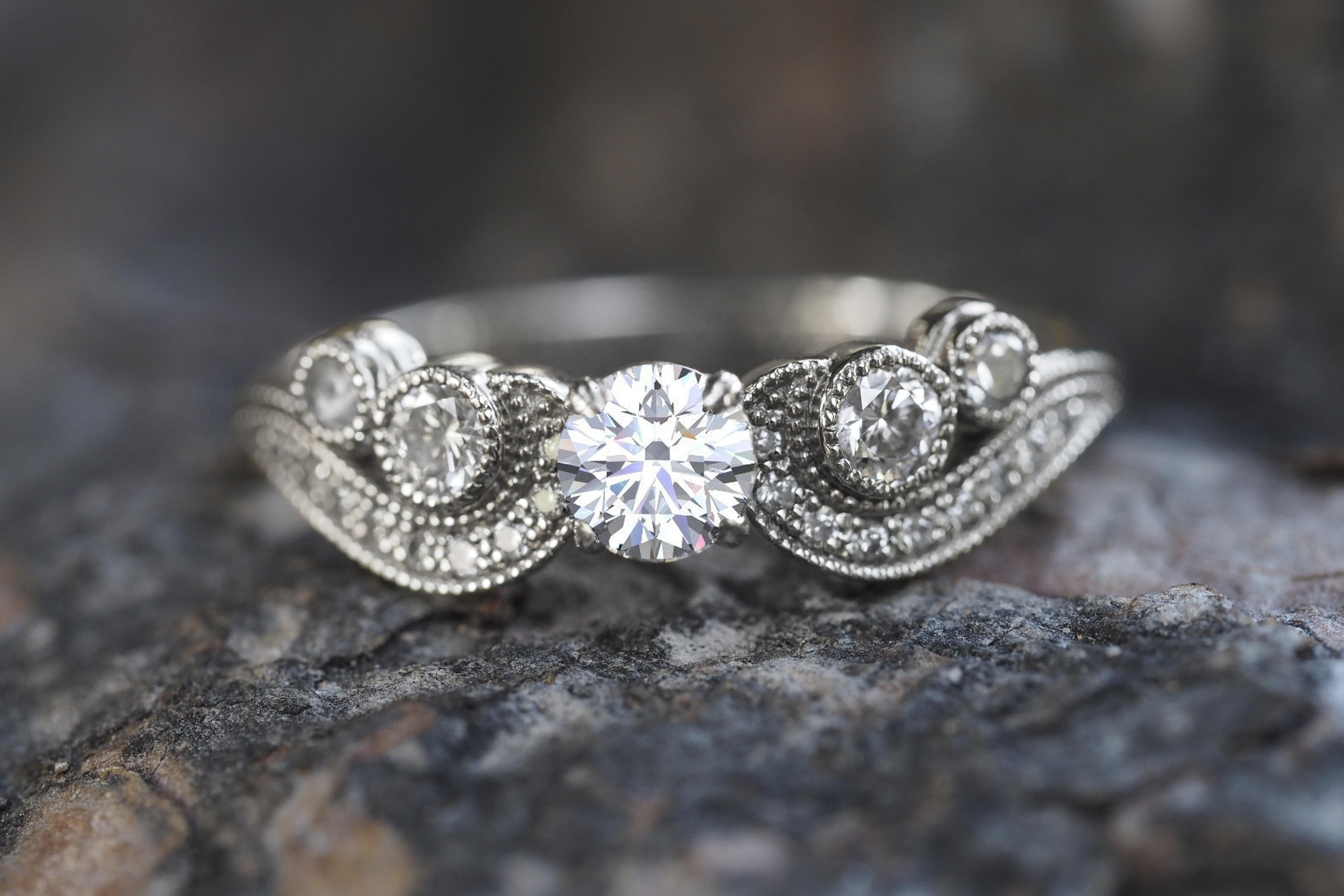 in vendita:  Anello di fidanzamento con moissanite vintage a taglio rotondo in oro 14k 7