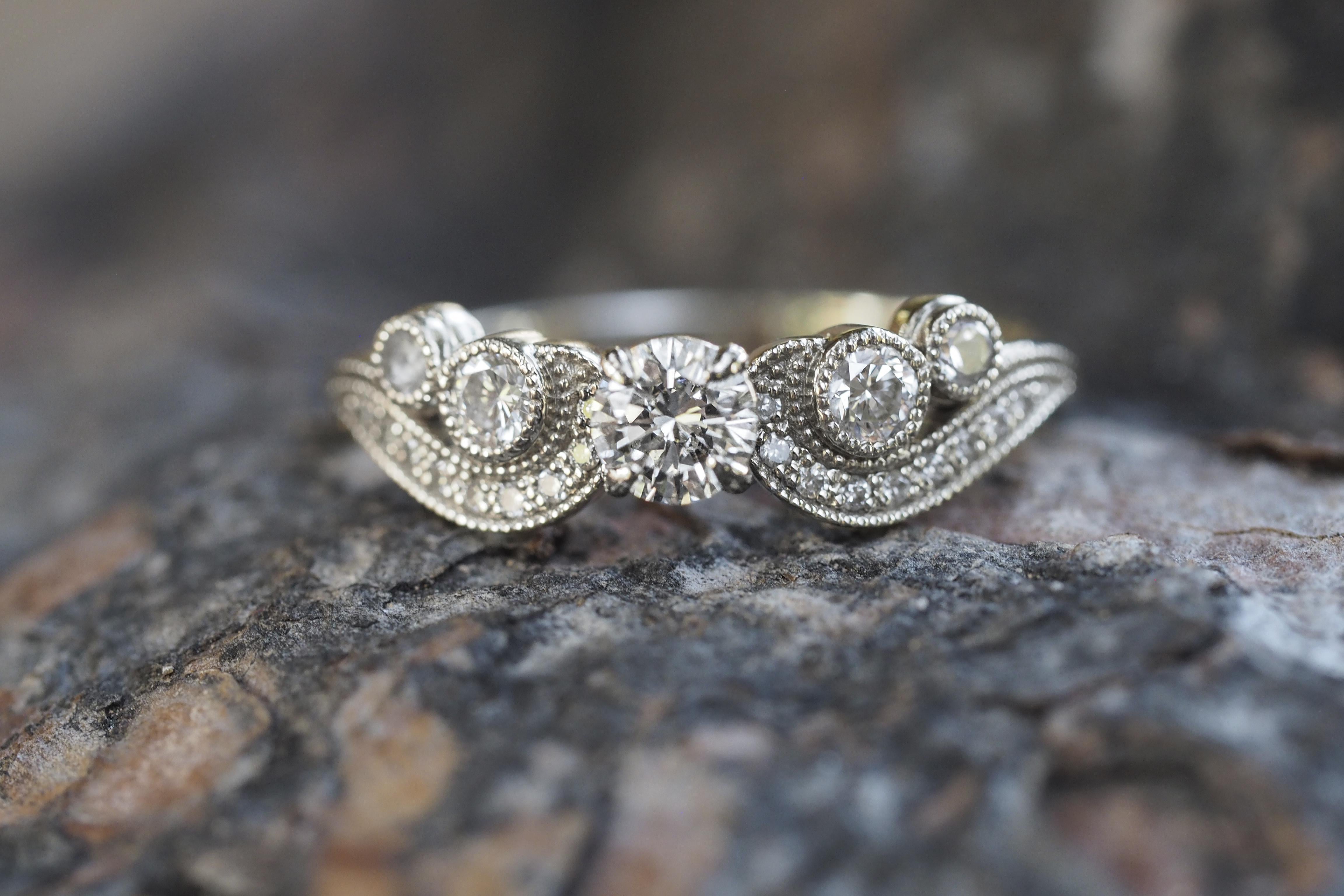 in vendita:  Anello di fidanzamento con moissanite vintage a taglio rotondo in oro 14k 9