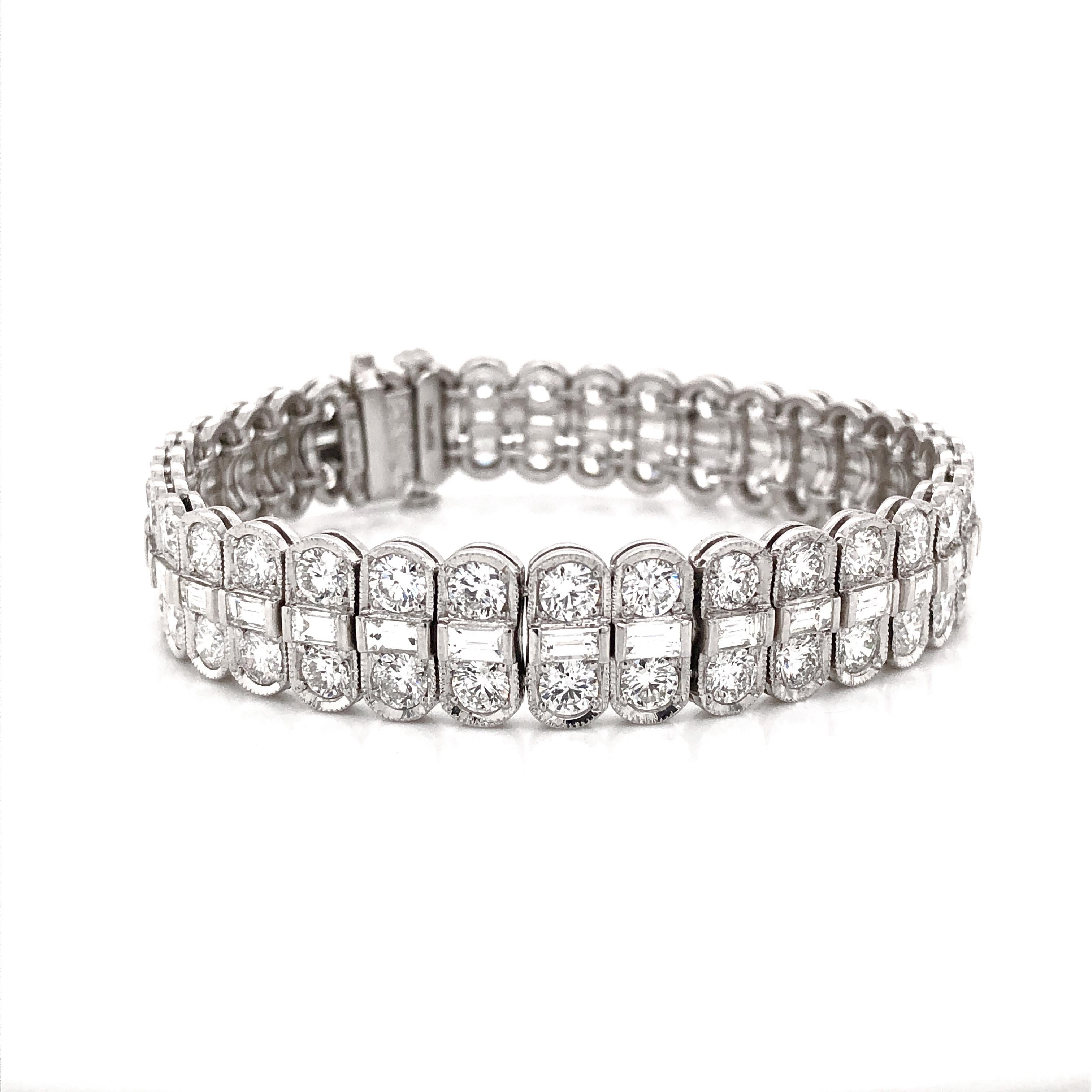 Women's Round Cut White Diamonds 18.09 Carat Platinum Link Tennis Bracelet For Sale