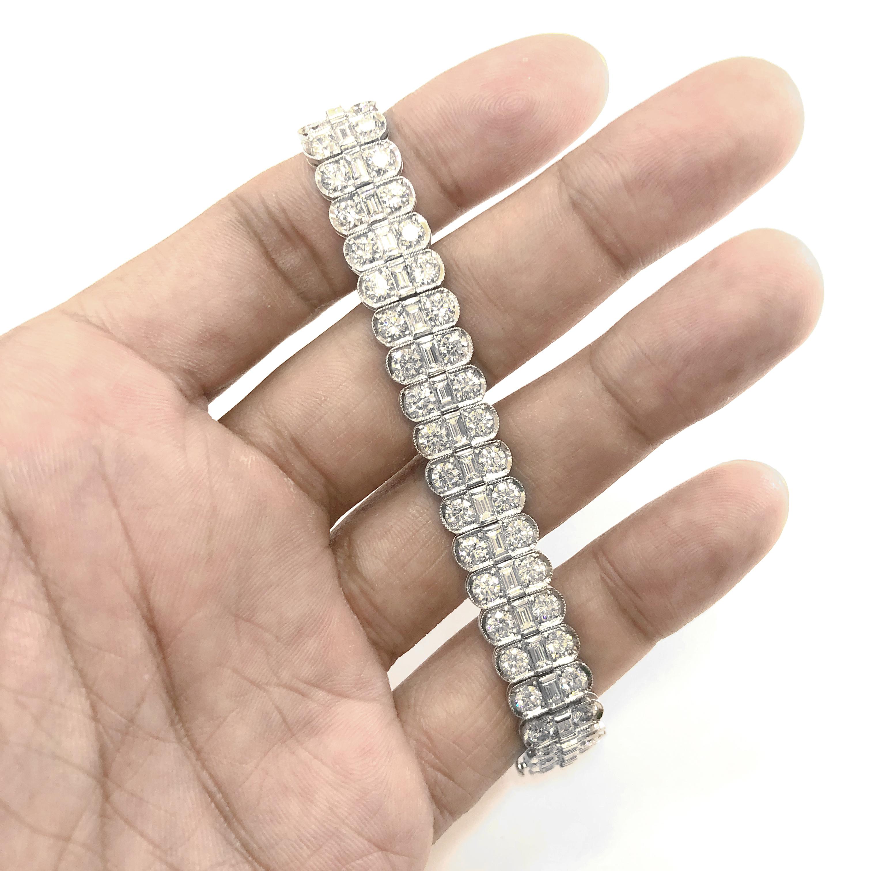 Round Cut White Diamonds 18.09 Carat Platinum Link Tennis Bracelet For Sale 1