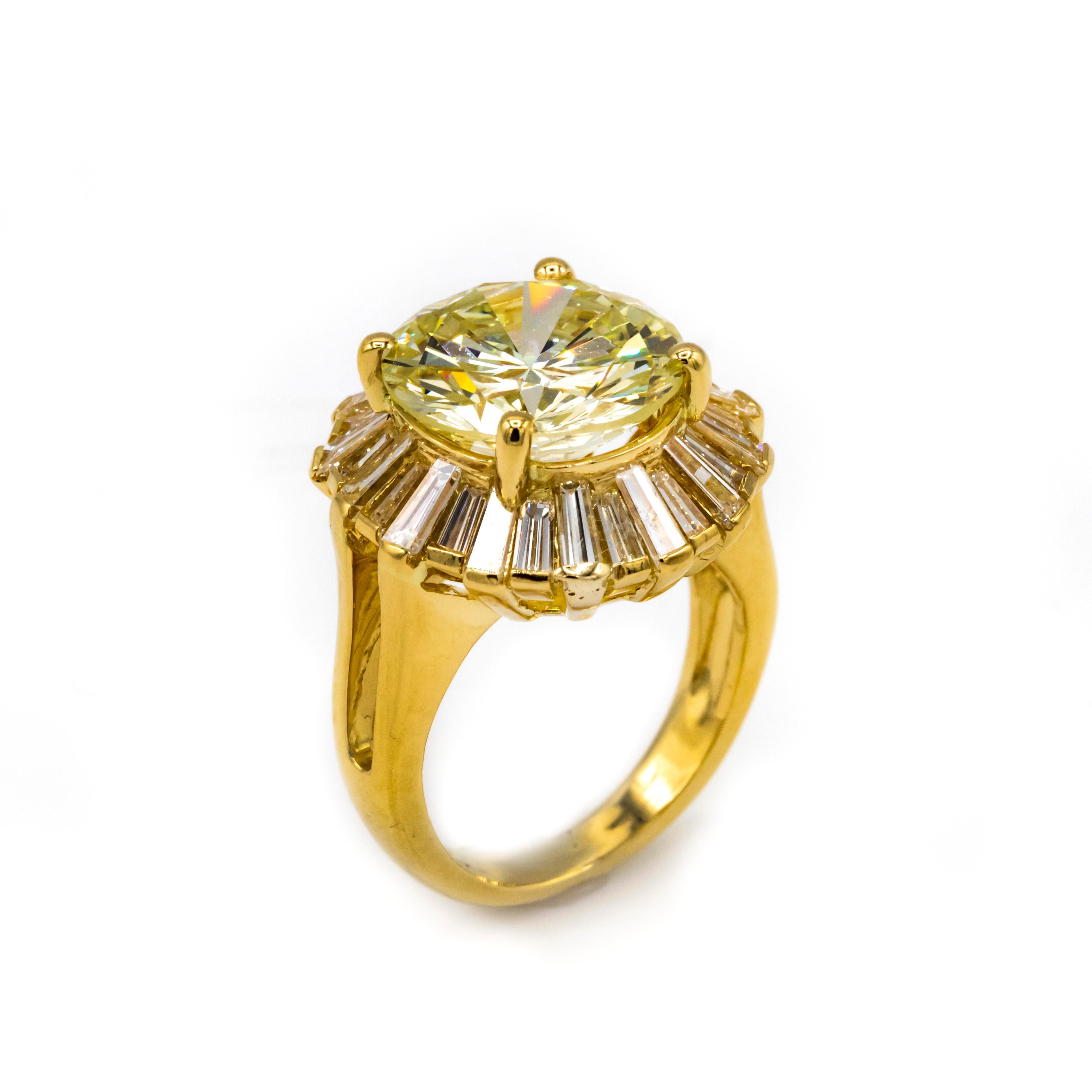 Women's or Men's Round Cut Yellow Gold 5.90 Carat Vintage Halo Set Engagement Ring