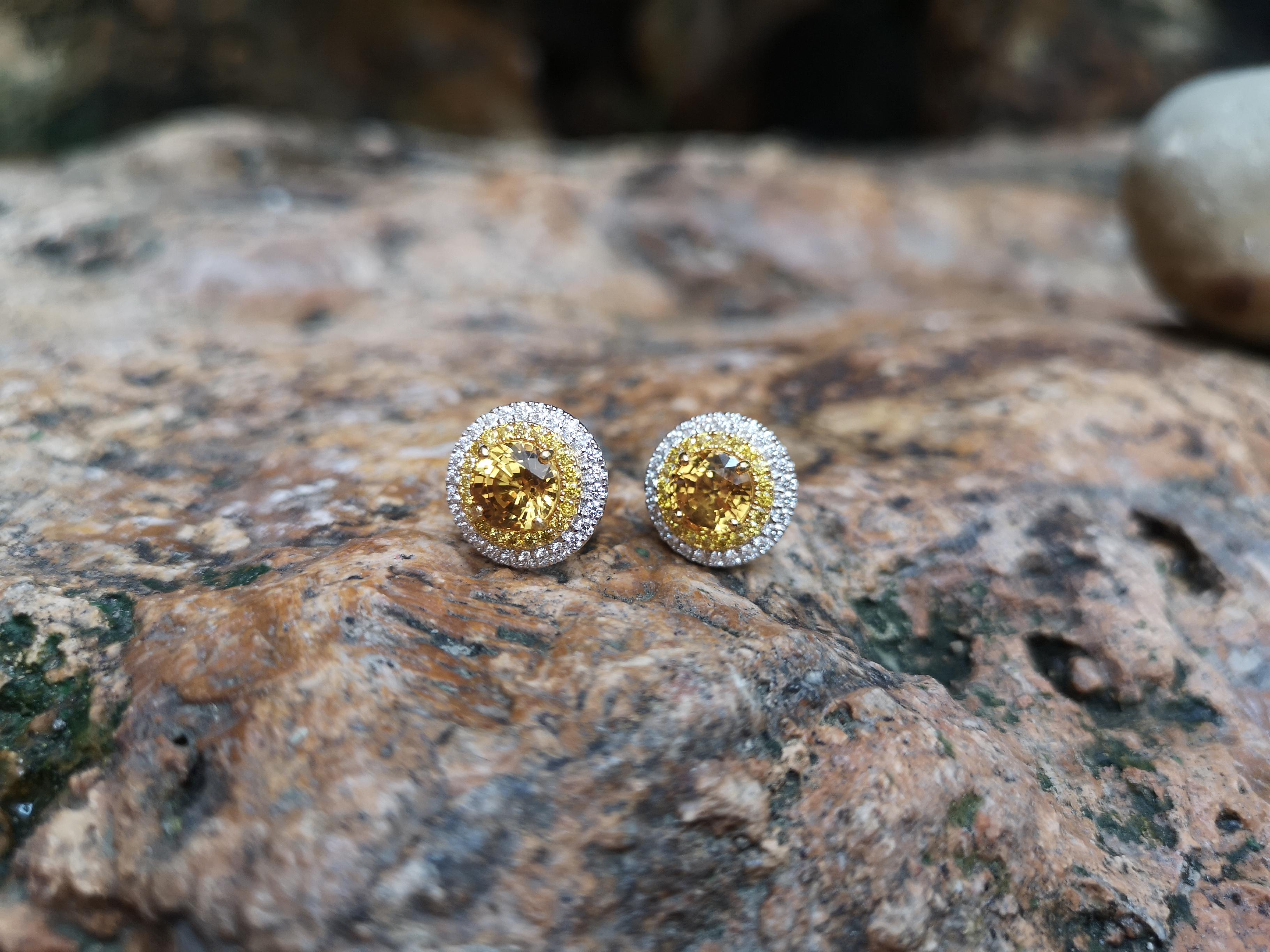 Round Cut Yellow Sapphire, Yellow Diamond and Diamond Earrings in 18k White Gold In New Condition In Bangkok, TH