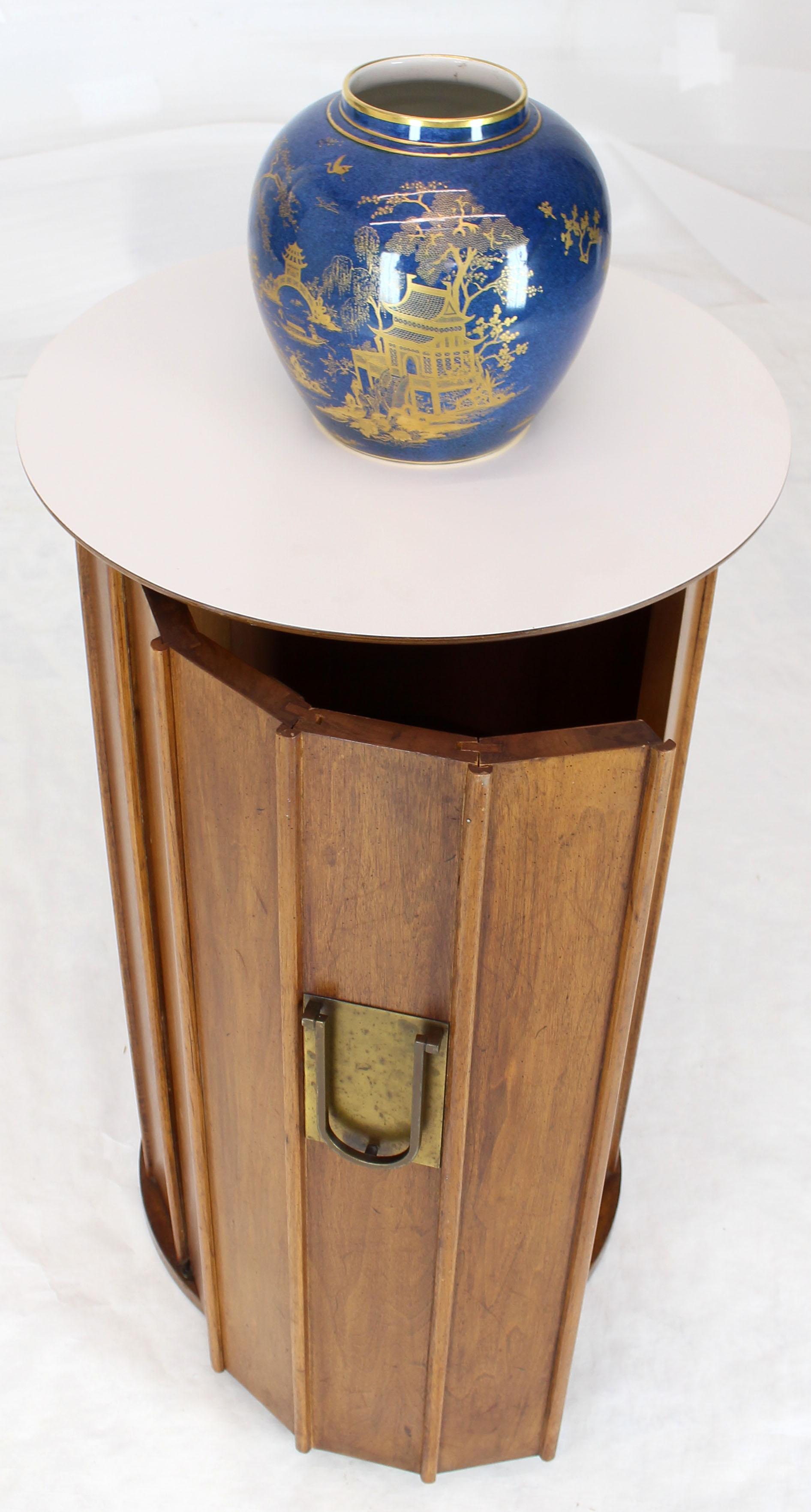 Very decorative high quality craftsmanship solid wood cylinder or pedestal shape liquor cabinet bar.
