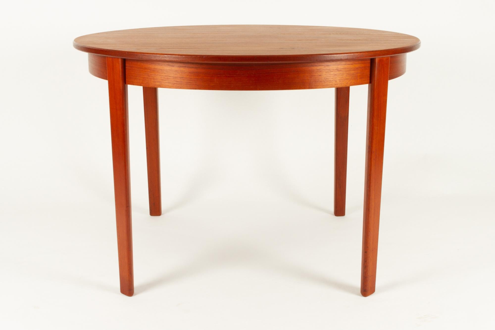 Mid-20th Century Round Danish Extendable Teak Dining Table, 1960s