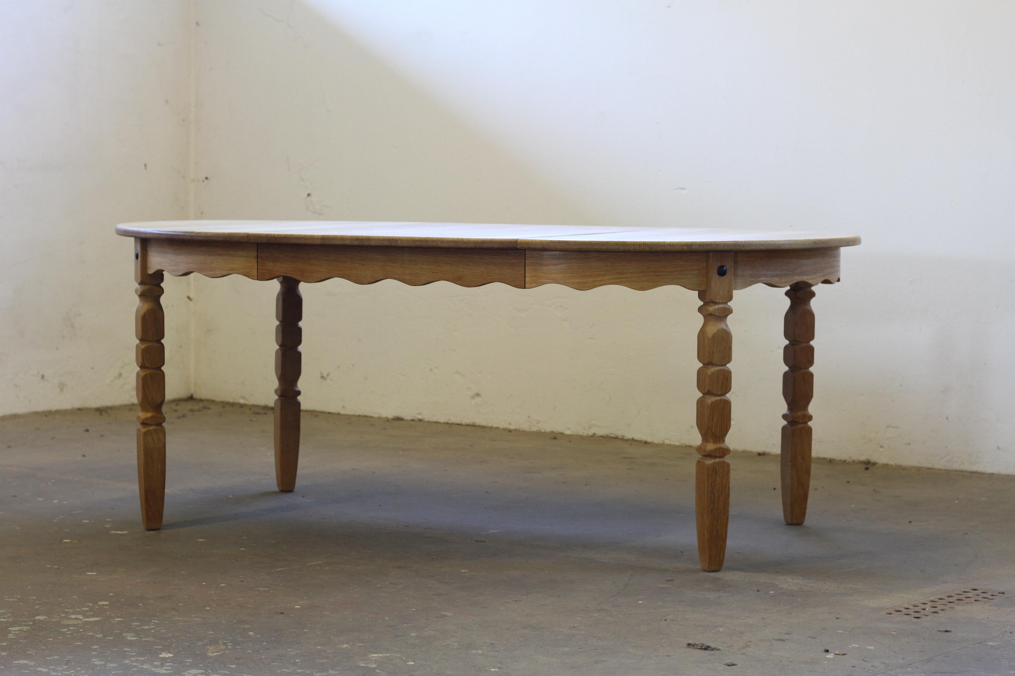 Round Danish Extending Dining Table in Light Oak, Henning Kjærnulf, 1960s For Sale 7