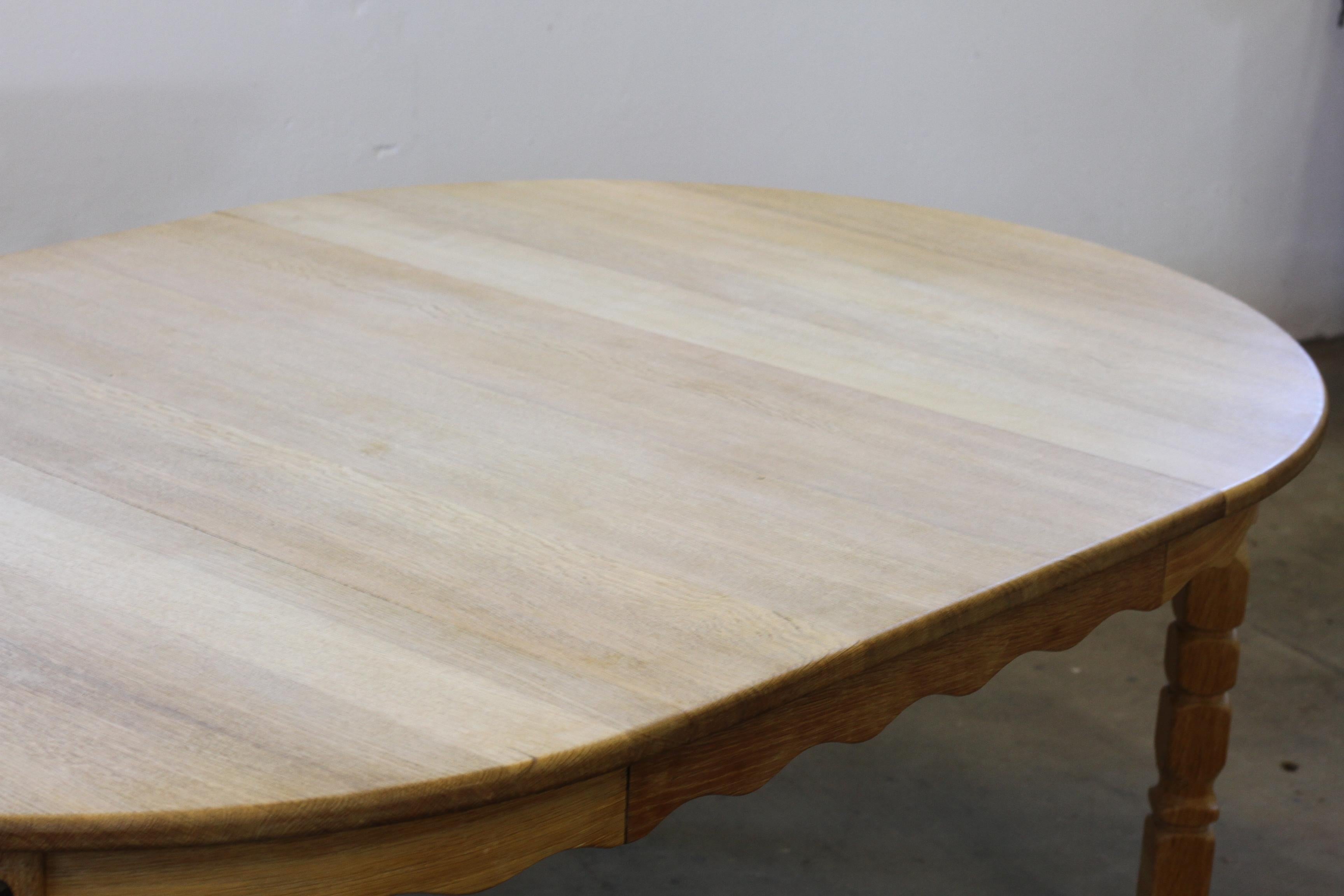Round Danish Extending Dining Table in Light Oak, Henning Kjærnulf, 1960s For Sale 8