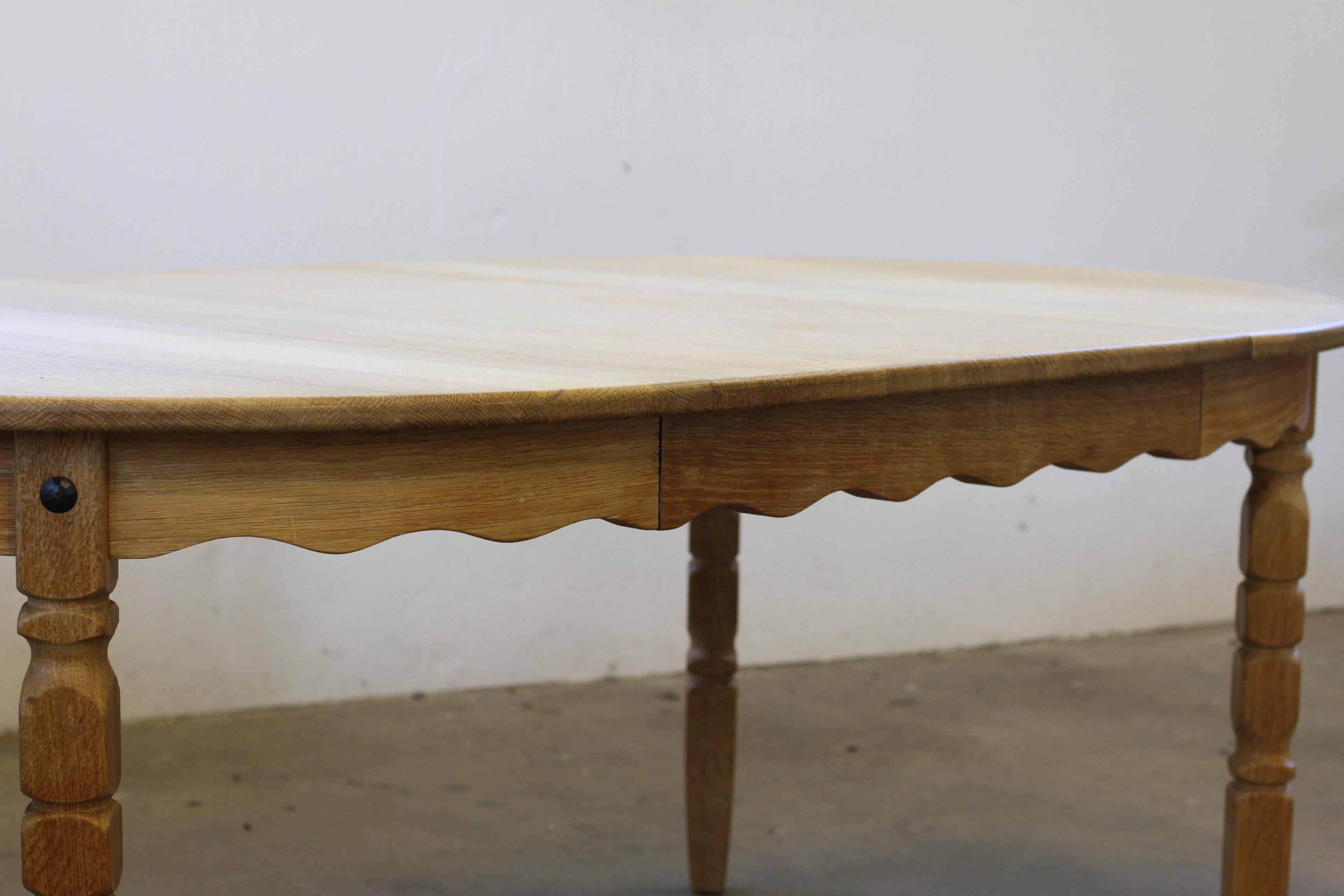 Round Danish Extending Dining Table in Light Oak, Henning Kjærnulf, 1960s For Sale 9