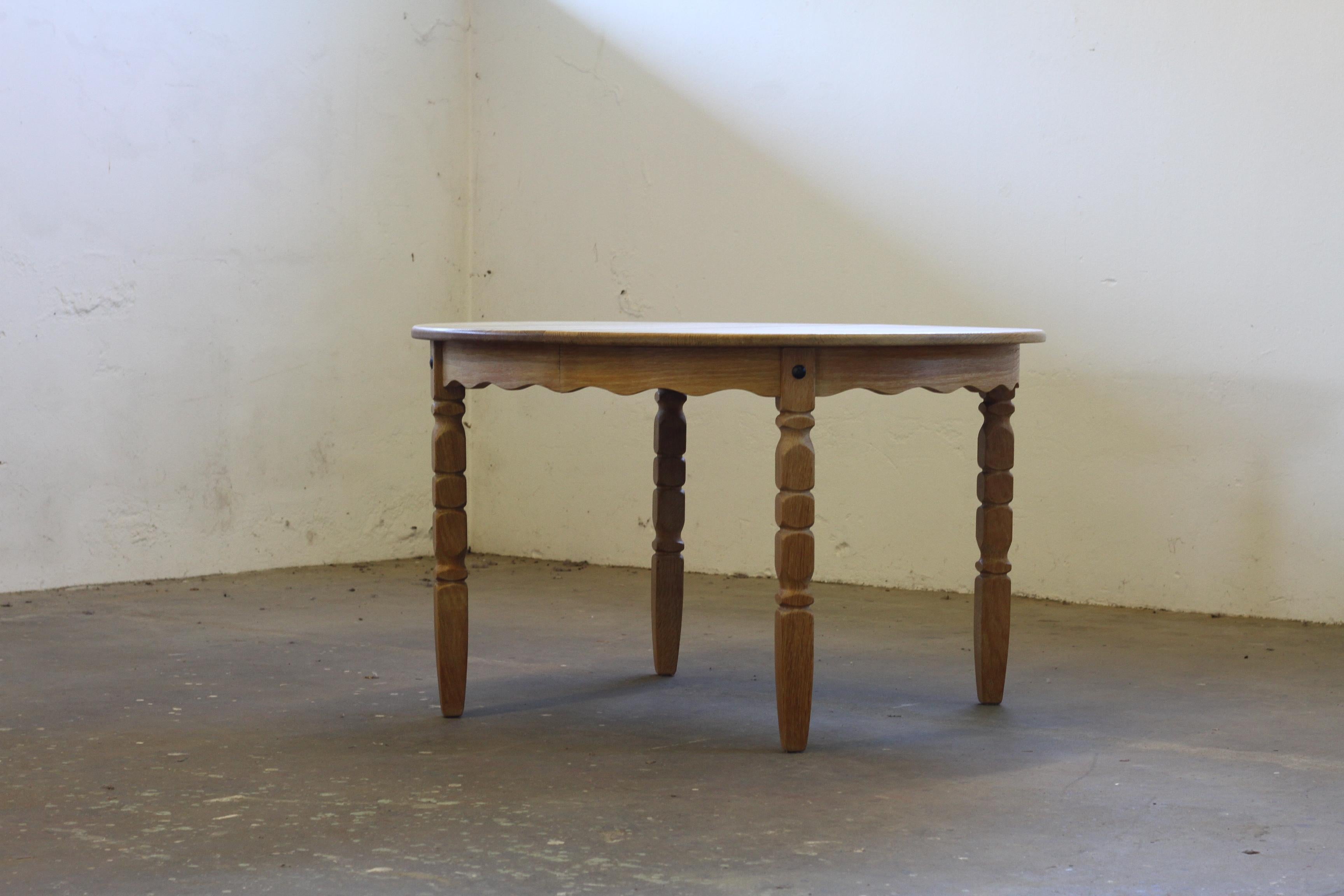 Mid-Century Modern Round Danish Extending Dining Table in Light Oak, Henning Kjærnulf, 1960s For Sale